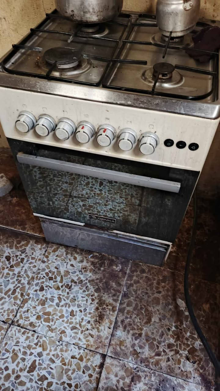 سلام عليكم غراض ابيعهن كلهن شلع مابيع قطعه وحده  الي محتاجهن يخابر ساكن إيجار اربد اتحول قفل ٤٠٠  مبايل‏‪***********‬‏ كربلاء, العراق

نص مكتوب في الصور:
- @tiktok.comuser4866