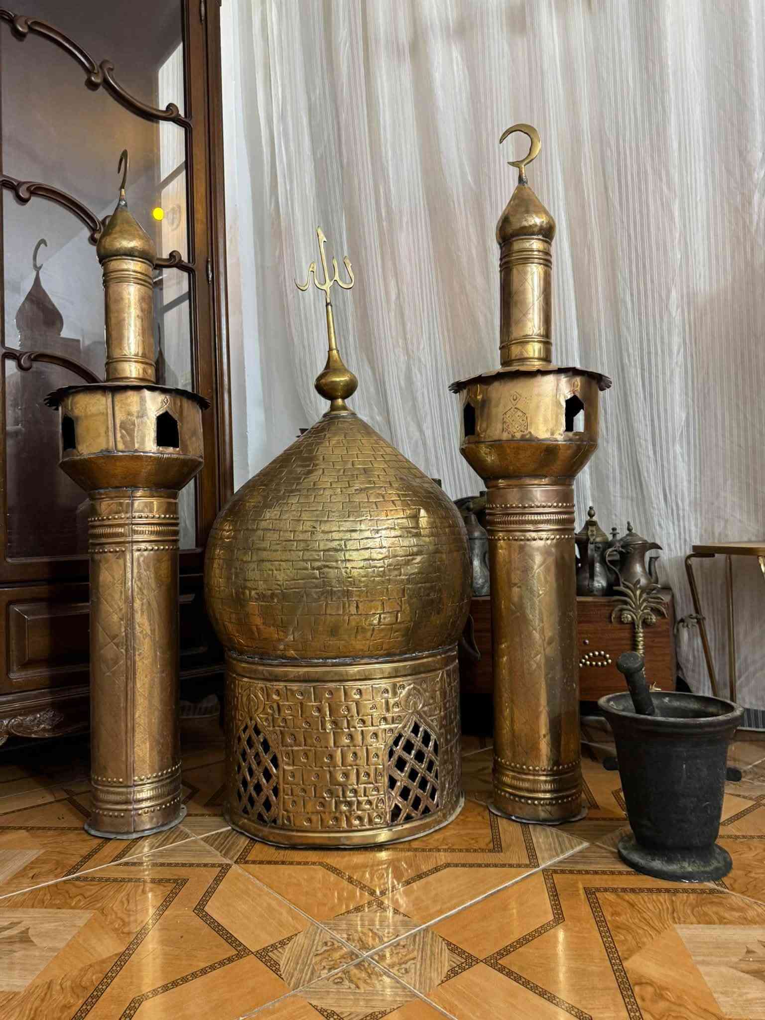 السلام عليكم كبه ومناير نحاس حجم كبير جدا ارتفاع المناير ١٢٥ سم ارتفاع الكبه ١٢٠ سم هاون بغدادي قديم ارتفاع ٢٢ ونص ***********
