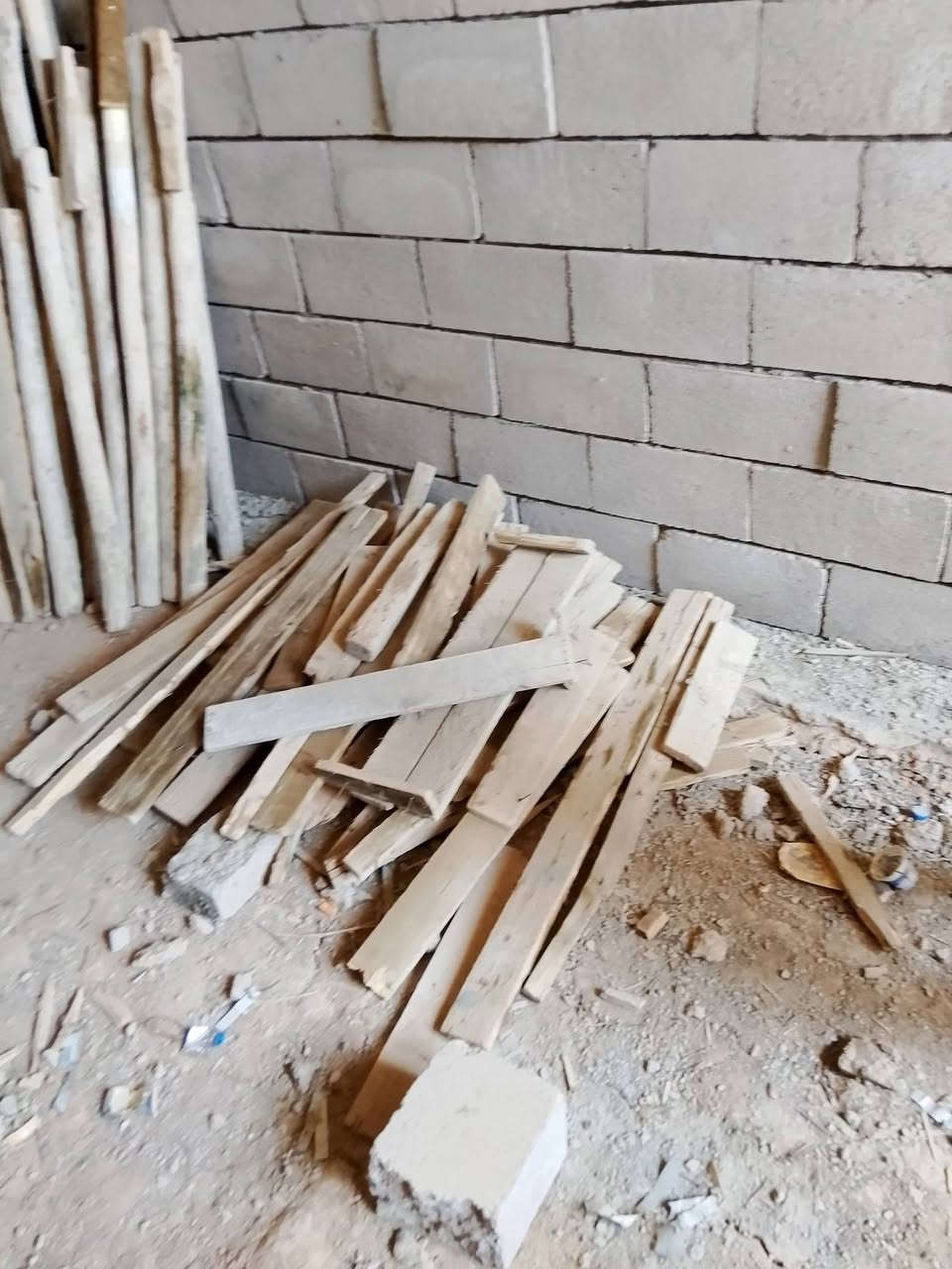 خشب للبيع
عصايب الطول ((متر +75+50))
 
جسور متر ونص+لوح مشكل قصير +10فخخ+10دراسك طول33
ومعانو خشب ناعم 
العنوان رجم حديد قرب جامع الكوثر السعر 400 وبينو مجال.
رقم الهاتف،.  ***********
