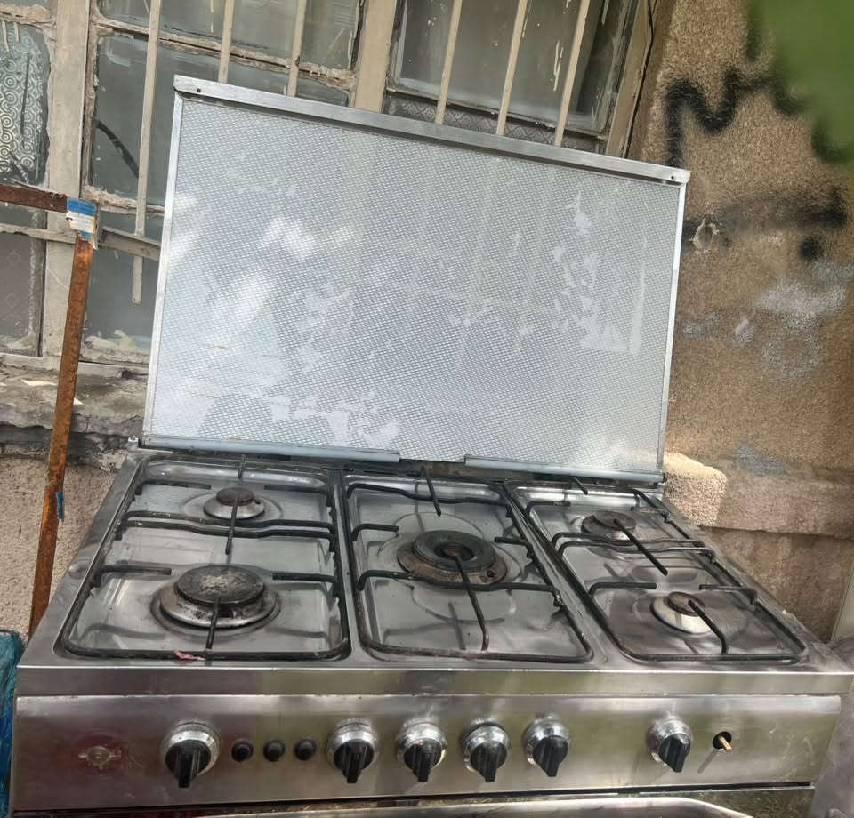 السلام عليكم عندي هذا طباخ للبيع كلشي ماابي بس شلت بيت والبيت مطبخه صغير واشتريت طباخ اصغر  حتى فرن يشتغل على فحص تجون وشوفون 
اتصل على هذا رقم 
***********
