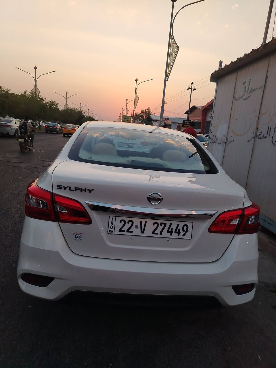 للبيع سيارة نيسان سيلفي كلاسيك (Nissan Sylphy Classic) موديل 2025، وارد الصين بحالة ممتازة جداً وشبه زيرو وبكامل كمالياتها من المصنع.
للتواصل والاستفسار المباشر (اتصال أو واتساب):
📞 ***********

الموديل والسنة: 2025

المحرك: 1.6 لتر (HR16) اقتصادي جداً وممتاز

الجير: أوتوماتيك (CVT)

اللون الخارجي: أبيض / الداخل: البيجي المرغوب

الممشى (المسافة المقطوعة): 6,000 كم وشوية (شبه زيرو)

الرقم والسنوية: رقم أربيل (لوحة وطنية جديدة) - السيارة باسمي وبشرط التحويل مباشر.

📊 المواصفات والخصائص:

فتحة سقف كهربائية

تبريد مركزي قوي جداً وثلاجة (فتحات تكييف خلفية متكاملة لراحة الركاب).

نظام التوفير ECO يحتوي على زر منفصل (تقدر تشغله وتطفيه بكيفك وحسب رغبتك).

شاشة عرض وسطية كبيرة ممتازة تدعم ربط الهاتف.

كاميرا خلفية عالية الدقة للمساعدة على الاصطفاف.

كشافات ضباب أمامية مدمجة بالصدام.

السيارة بكامل كمالياتها

⛽ معدل صرفية البنزين (حسب ملصق الشركة الرسمي):

في الخط الخارجي (الطريق السريع): اقتصادية جداً، تصرف حوالي 5.05 لتر لكل 100 كيلومتر.

داخل المدينة (الخط الداخلي والازدحام): تصرف حوالي 8.54 لتر لكل 100 كيلومتر.

🛠️ الصيانة والهدايا الإضافية مع السيارة:

الدهن الحالي: تم تبديله حديثاً عند ممشى 5,000 كم بـ دهن تكساس (Texas) أصلي وكالة.

هدية في صندوق السيارة: يأتي مع السيارة جليكان 5 لتر دهن محرك أصلي من شركة نيسان نفسها + فلتر دهن أصلي جاهز للتبديل القادم.

🛡️ حالة السيارة:

السيارة بحالة المصنع، محرك وجير وشاصي وتبريد بحالة الوكالة 100% (شرط الفحص).

مكفولة من البدن ، السيارة تحتوي فقط على جمب صغير جداً بالدعامية الخلفية بالكاد يُرى وغير مؤثر تماماً.

مكان تواجد السيارة: كركوك

للتواصل والاستفسار المباشر (اتصال أو واتساب):
📞 ***********

للبيع سيارة نيسان سيلفي كلاسيك (Nissan Sylphy Classic) موديل 2025، وارد الصين بحالة ممتازة جداً وشبه زيرو وبكامل كمالياتها من المصنع.
