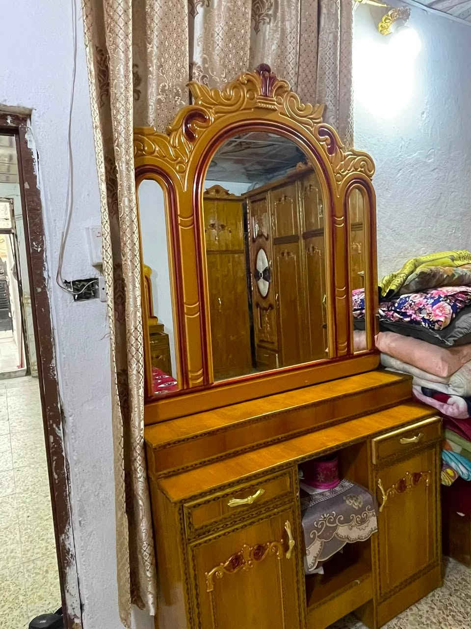 سلام عليكم. غرفه اخشاب لبيع.  سعره ٧٥٠ بيهه مجال. قليل اخت جديده صار٣اشهر ماخذه ***********
