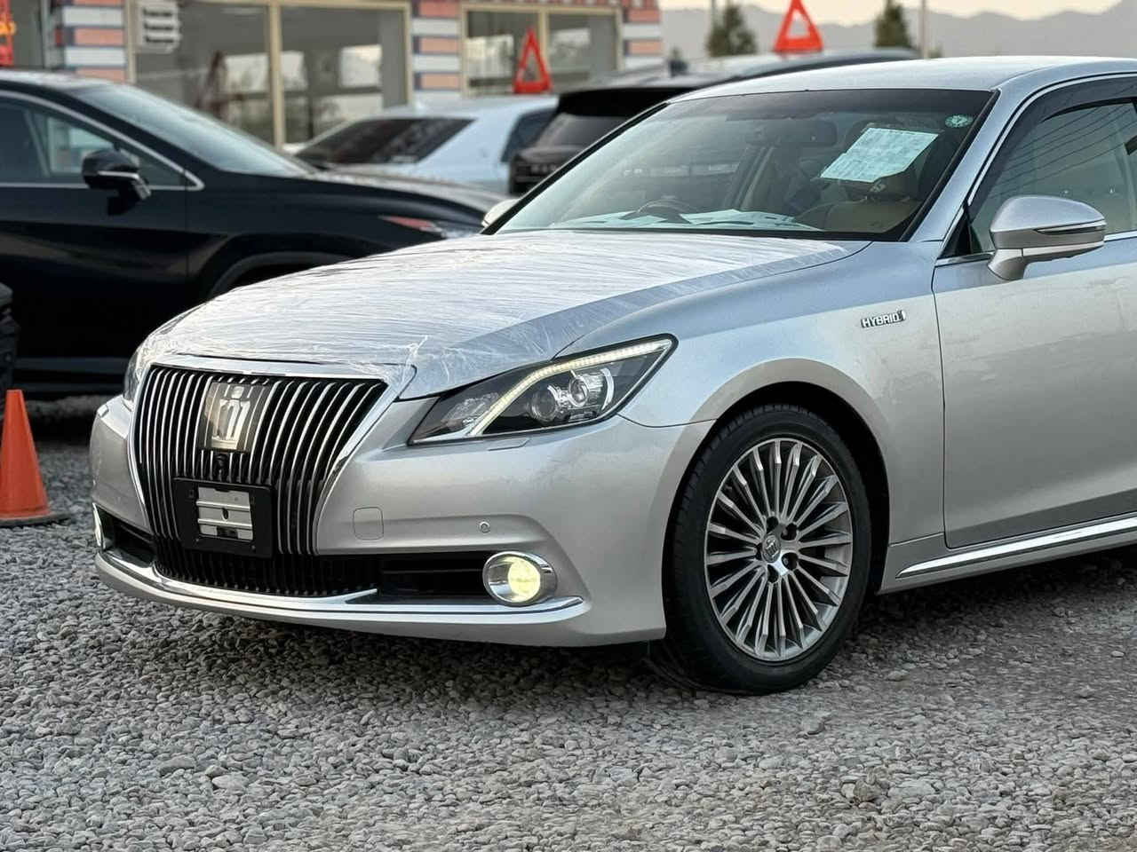 ماشااللە
تۆیۆتا کراون ماجێستا (Toyota Crown Majesta)S210
2018

​سیستەمی هایبرید Hybrid oil powar
تێکڕای هێزی بزوێنەر و ماتۆڕە کارەباییەکە نزیکەی 338 ئەسپە (343 PS).
لایپی پێشەوەی LEDی زیرەک (Adaptive LED headlights) و لایپی دواوەی تایبەت بە مۆدێلی ماجێستا.
کوشنی جڵدی کوالیتی بەرز لەگەڵ سیستەمی گەرمکردن و ساردکردن بۆ کوشنەکان.
دوو شاشە لە ناوەڕاستی دەشبۆرد (شاشەی زانیاری و شاشەی کۆنتڕۆڵی سیستەمی هەوا و ئۆدیۆ
ناوەوەی ئۆتۆمبێلەکە بە ئاستێکی زۆر بەرز لە دەنگ و ژاوەژاوی دەرەوە دابڕێنراوە
سەرجەم سەنسەرەکان: سەنسەری پێشەوە و دواوە لەگەڵ کامێرای دواوە و هەندێک جۆریان کامێرای 360 پلە.

کۆنتڕۆڵی خێرایی زیرەک (Adaptive Cruise Control
فووول فووول سەیارەکە ساخە
تەنانەت محەوەریش نیە
نەوەتازەکانی کراون لە خزمەتی کوردایە
شوێن جەمجەماڵ 
ڕەقەم ***********

نص مكتوب في الصور:
- ***********790001948