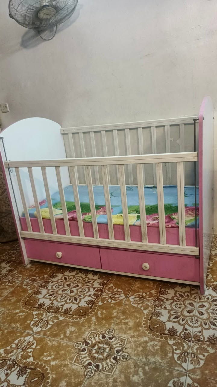 جربايه ب٦٠ بدون كسر مع السرير عربانه ٣٠ دفايه ممه بصف غيرمستعمله
‏‪***********‬‏ بغداد الحريه
