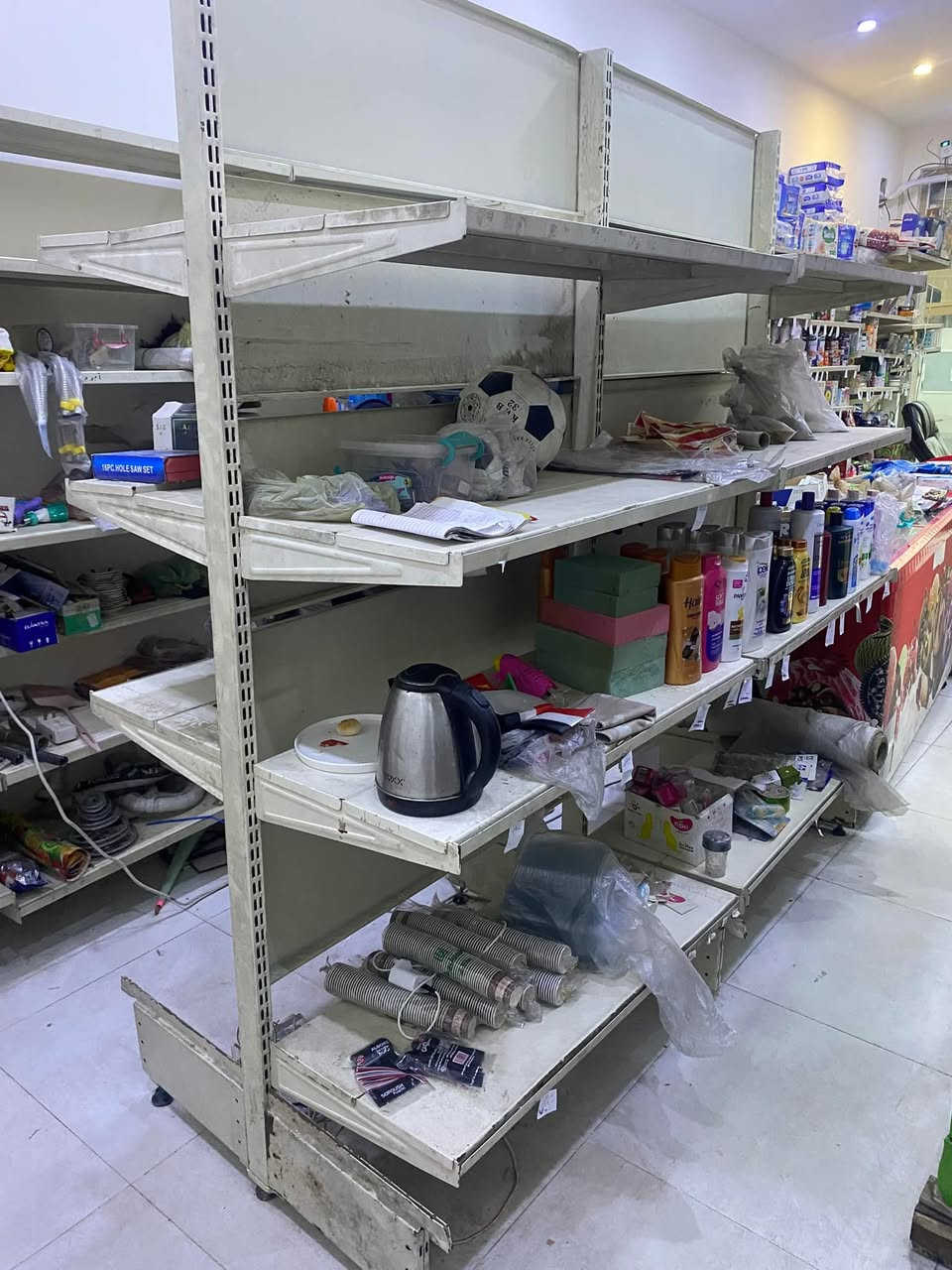 رفوف مستعملة مع سفينة رفوف لبناني كصة ايطالي عنوان شارع كفاءات السيدية بغداد ‭***********‬
