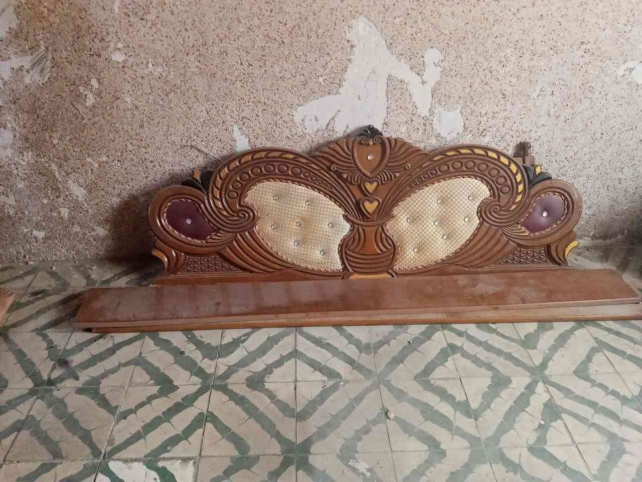 السلام عليكم 
غرفه تفصال نجاره مضبوطه وسويتها بثلاث ملايين وميتين قسماً بالله ام الست ببيان كامله وخير من الله واريد أبيعها لان عندي بناء واريدها بمليون ونص بنادر الثانيه ورقمي ***********
