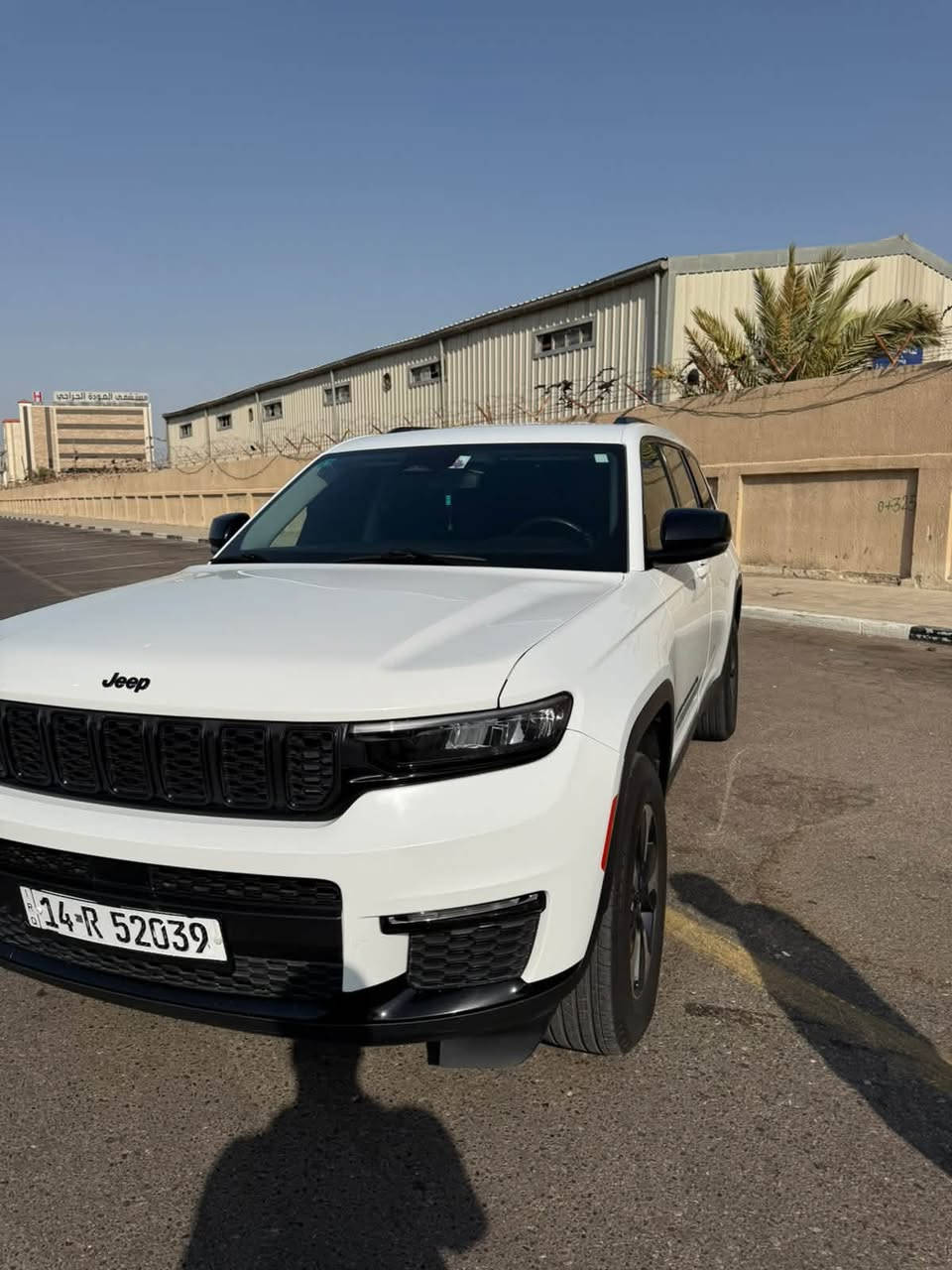سلام عليكم 
Jeep Grand Cherokee / 2023 
السيارة وارد امريكي كفالة عامة بيها البيبان اربعة وصندوق والبنيك سرقة فقط مفتوحات وراجعين شاديهن لا مبدلات ولا اي شيء مثلهن مشدودات   
لمتد اعلى فئة عدا الفانوراما اليعرفها يعرف تفاصيلها اللتمد 
6 راكب  ، الخلفي VIP منفصل 
داخل جلد اسود 
نضام خرائط العينة والشاشة مترجم عربي ونضام خرائط بل عينه 
ويل 18 مال موديل 2024 
تخم تاير جديد امريكي مشلن اصلي 
السيارة ماشية 45K الف 
السعر 32 الف يعني 320 ورقة وبيها مجال بسيط   عنواني البصرة حي الرسالة للاستفسار ***********
