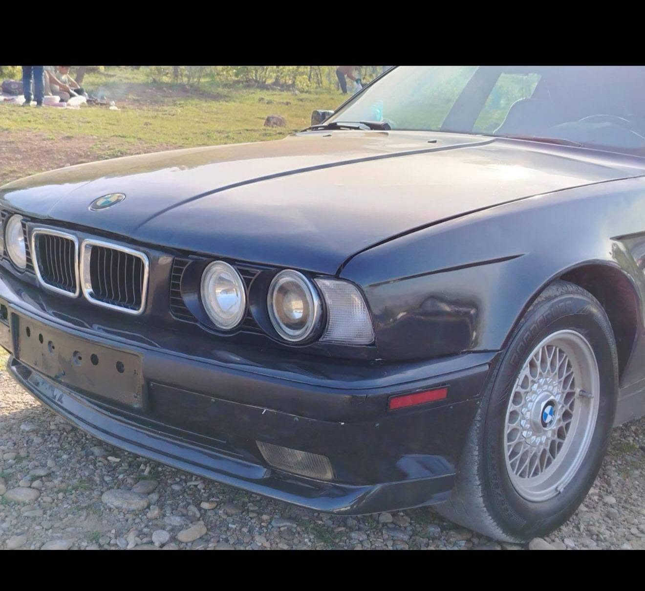 BMW 1990 525
ئاڕم پلاستیک هەولێر بەشەرتی گێڕ و مەکینە ئاڕم موس و بڕاوە ئەوەلیات بەشەرت 
بێدەعم بۆیاخی عام لەسەر ساغی 
دووجام کارەبا 
سڵاید 
چوار تایە لۆکی لەژێرایە 
ساڵۆنسای تازە گۆڕاوە سپۆڕت 
تەبرید 
مەکینەی525 کەپس بێ بوخار 
ناوی لەدەری جوانترە ناوی کراوە بەڕەش 44معامەلە سلێمانی 
*********** السليمانية, العراق
