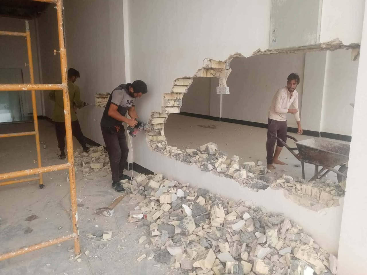 ***********سلام عليكم  / يوجد كادر عمل جاهز  تصعيد مواد  / تنضيف بيوت  / تفليش  / تكشيط  / دفن نهري  / شقلنه ليل ونهار  / وماعليك بكلشي تاخذ شقل جاهز مني  / ومعداتنه جاهز وسياره تجيك للبيت ماعليك بس تصال على رقم/
