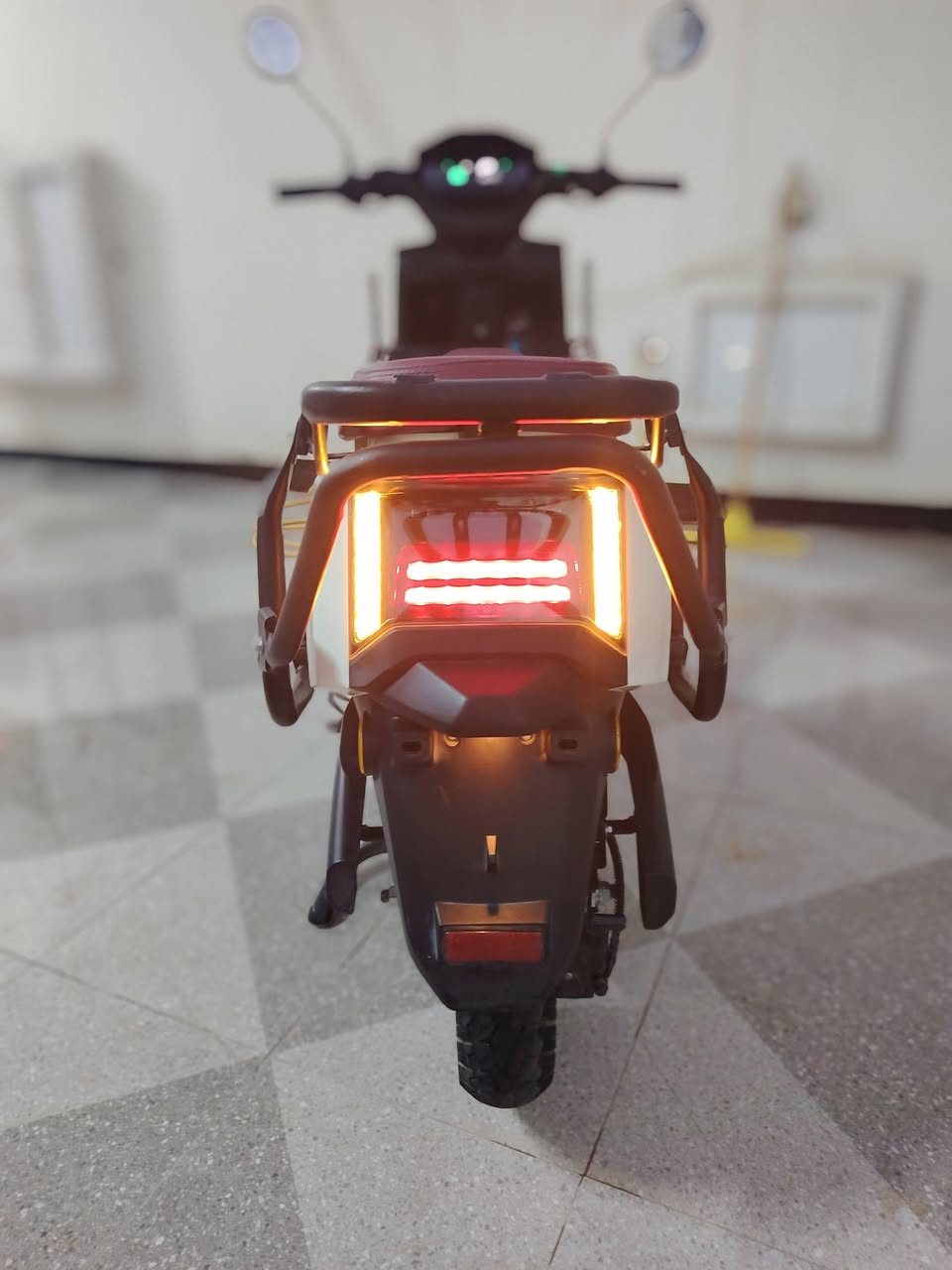 سكنس حديث للبيع
ملف 2000W 
6 بطاريات 
تمشي 65 كيلو بالشحنة الوحدة 
سرعتها 75 حقيقي 
تشغيل عن بعد ريمونت 
نضام بك 
سعرها 900 الف 

للتواصل : ***********

