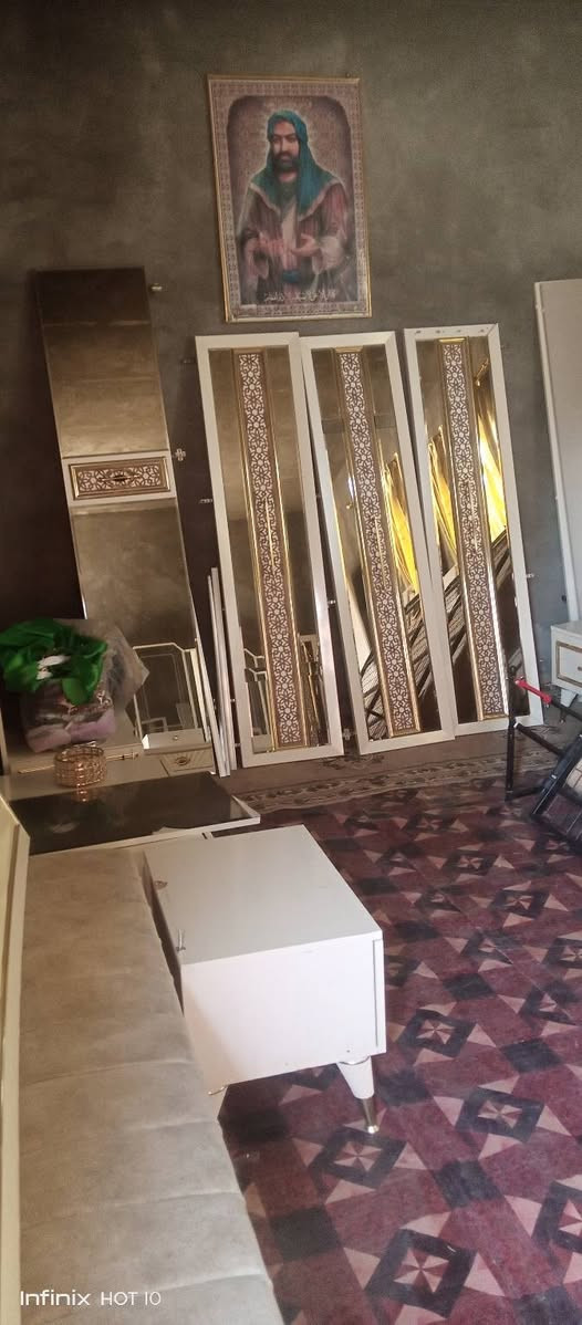 يوجد غرفة نوم للبيع الاستفسار الاتصال علة الرقم ***********
