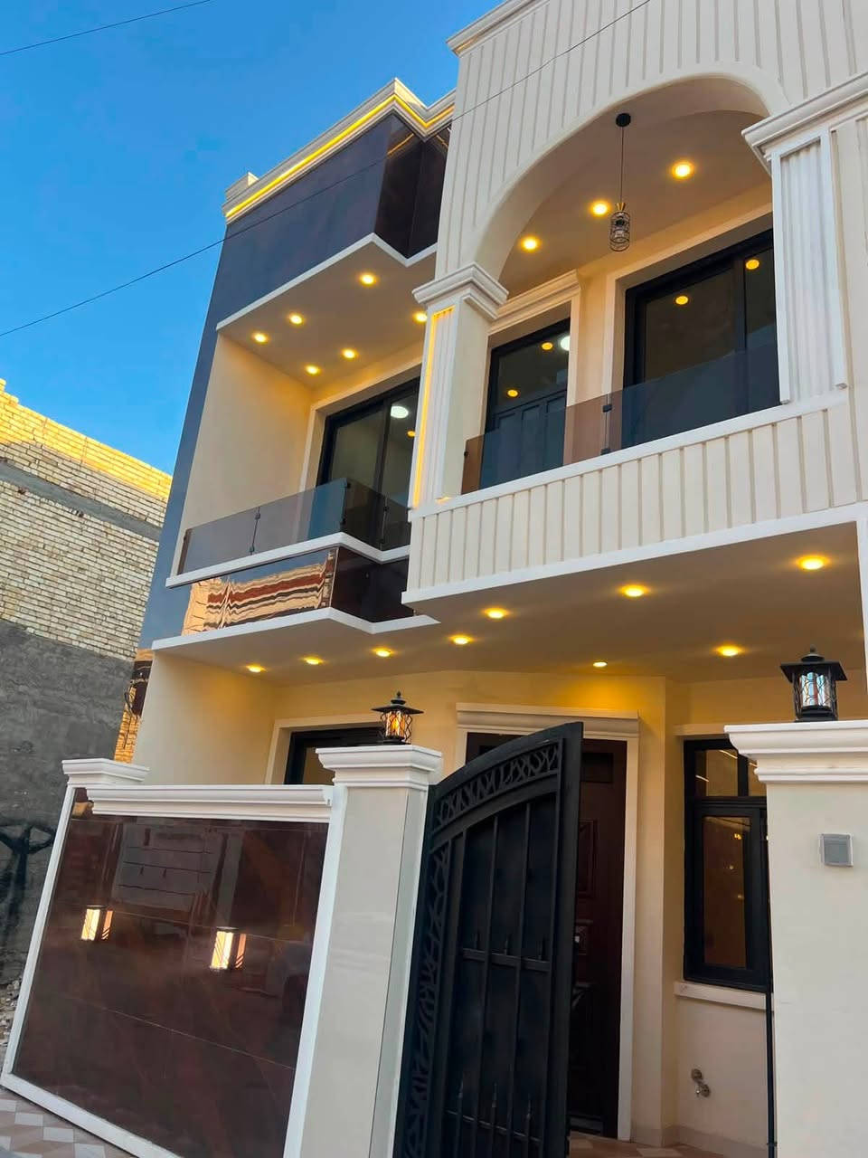 بيت للبيع. 100 متر طابقين3 غرف نوم
بناء درجه اولى. مع ديكورات  تحفه معماريه 
البوعيثه مجمع السلطان الثالث. شارع مفتوح. 
***********
