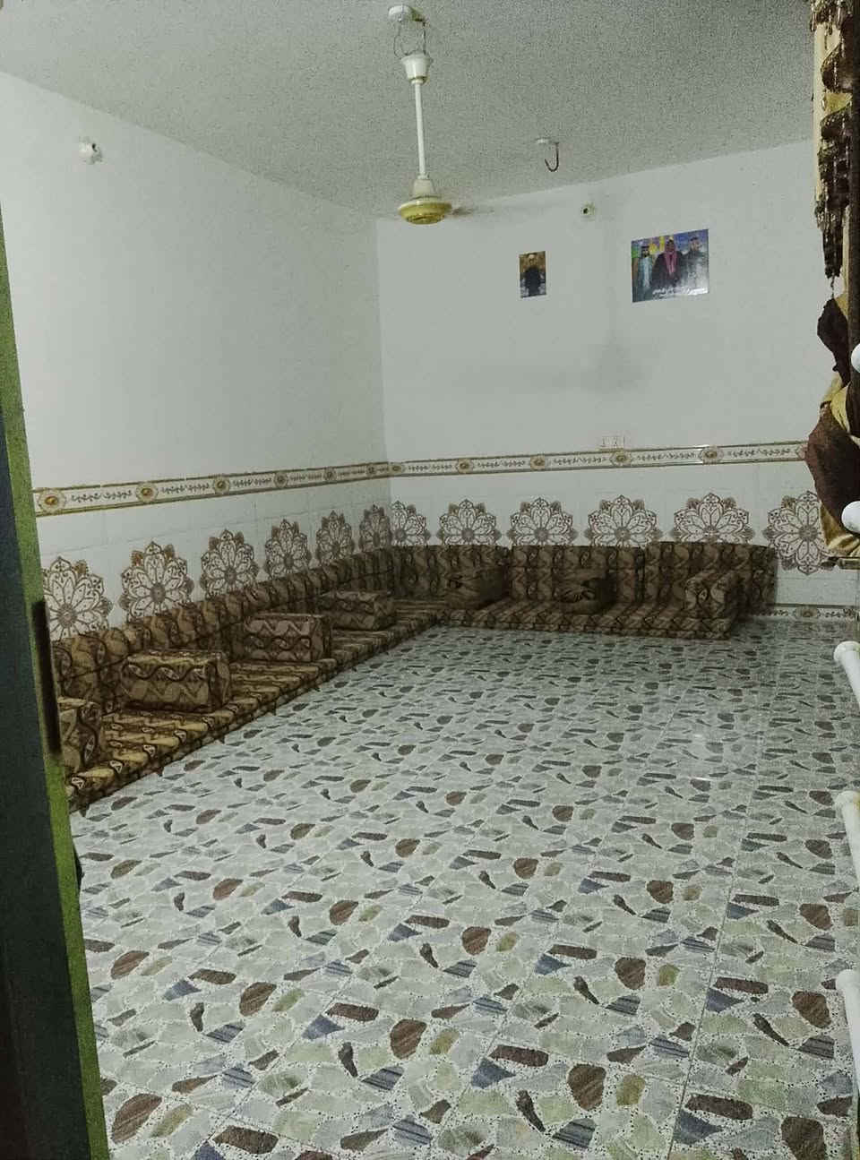مساحه 140متر سكف صب كونكريت مسلح بناء حجر كهرباء دفن البيت ماي كهرباء َمولد غرفتين وصاله وبراني ومطبخ وحمام داخلي وخارجي البيت ركن عله اربع شوارع  جاهز السعر 75بيه مجال هذه الكاونتر والسخان معه البيت العنوان الرضويه الثامنه. خلف مدينة الزائرين مباشر قريب عله شارع رقم***********
