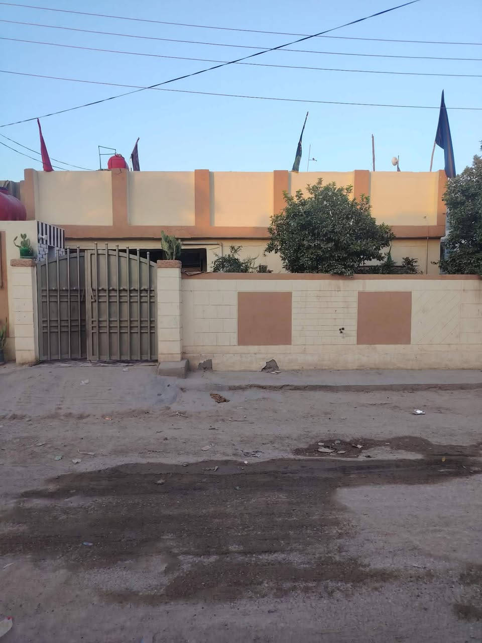 دار للبيع طابو صرف المساحة 280م العنوان الحمزة الغربي حي العسكري شارع بيت حسيب خدمات ماء وكهرباء وتبليط ومجاري الاستفسار الاتصال على الرقم *********** يتكون من أربعة غرف وصالة ومطبخ واستقبال وصحيات داخلية وخارجية وكراج سيارة وحديقة طابقين السعر 110وبيه مجال بسيط

