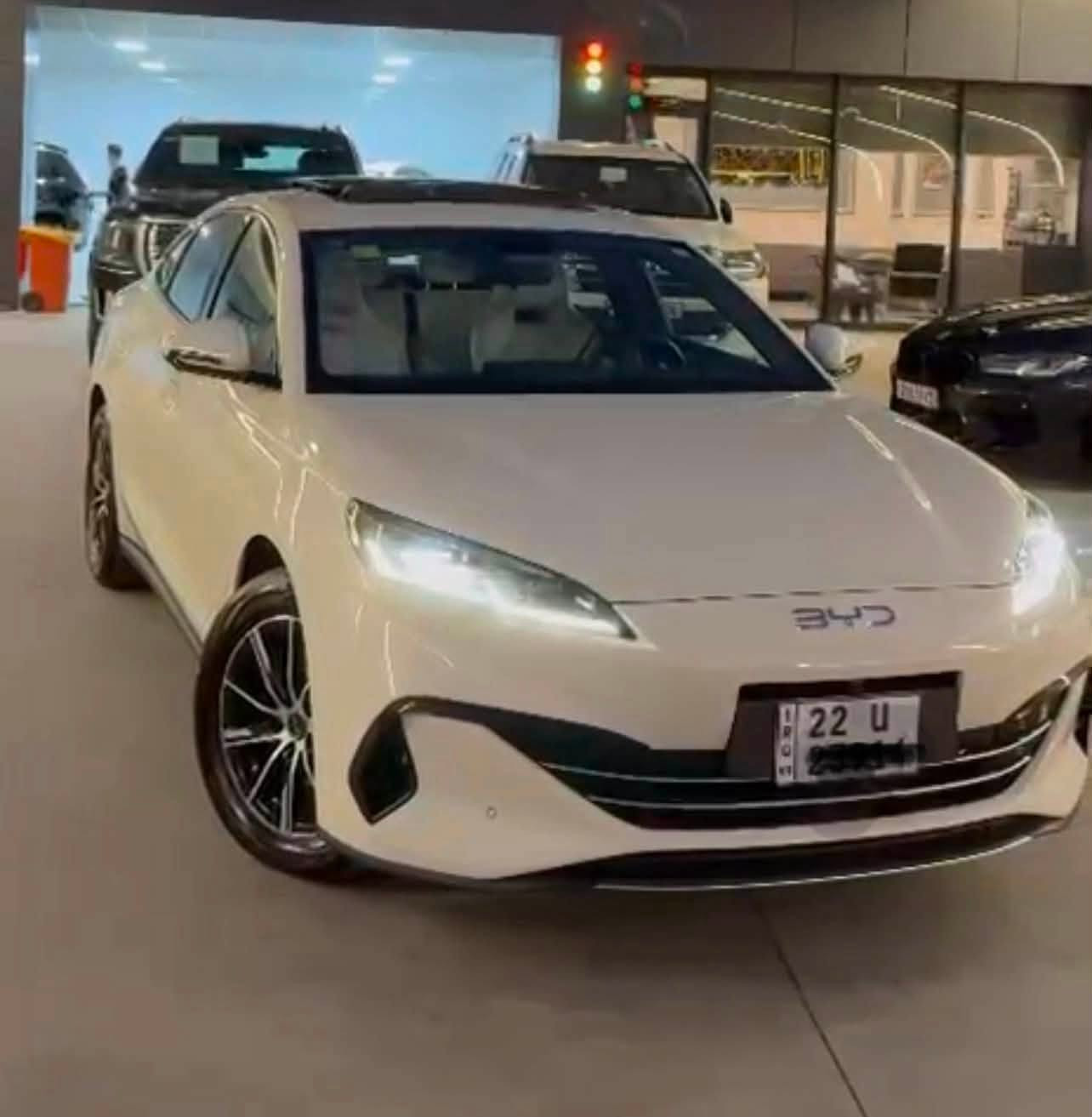 Byd seal 06 -2025
فول مواصفات 
لونها اوف وایت
بانوراما
بطاریة ١٢٠ 
کشن کهربائي
ویاها بصمتین و کارت nfc
و شاحنات ٢ 
طخم کاعي بلادي
٥کامیرات
ماشیة ٢٢٠٠٠ کم /٥٠٠٠ ع المحرك و ١٧٠٠٠ ع البطاریة
 للاستفسار والتواصل 
***********
