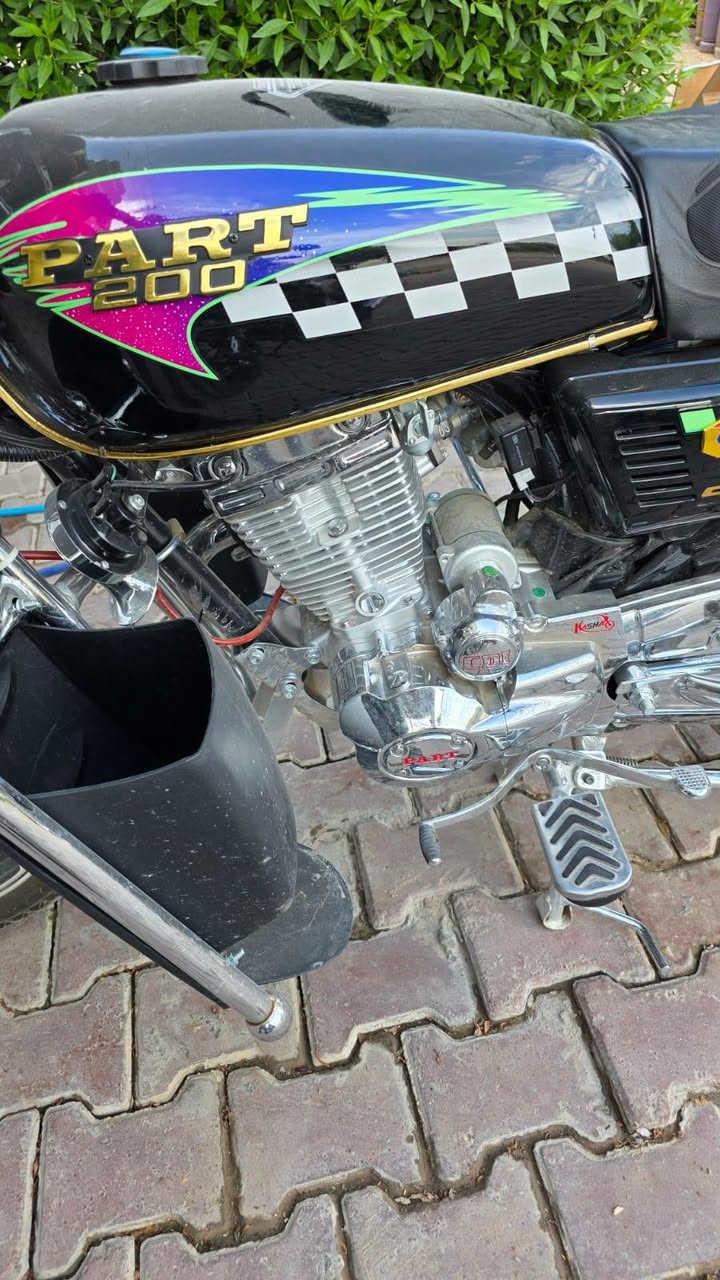 السلام عليكم متوفر بارت 200cc نيكل 
موديل 24 مخزن ماشي 300 كيلو متر 
دبل سويج ودبل بصمة تشغيل عن بعد 
بطارية تعبانة لان الدراجة مخزنة 
السعر 1200 
مكاني بغداد الدورة جمعية خير لله 
رقم ***********
