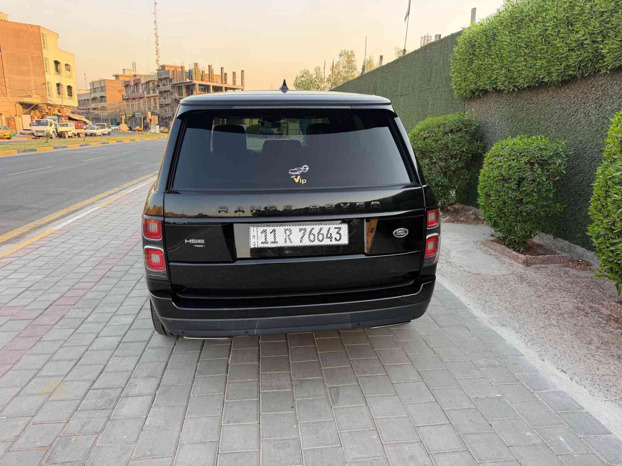رانج روفر Autobiography 2020 | 
Supercharged V8

▪️ الفئة: أوتوبيوغرافي (Autobiography)
▪️ الموديل: 2020
▪️ المحرك: 5.0 لتر V8 سوبرتشارج
▪️ القوة: 525 حصان
▪️ ناقل الحركة: أوتوماتيك 8 سرعات (ZF)

السياره ماشيه 
رقم بغداد 
مكاني بغداد
السياره بأسمي تحويل مباشر 
المواصفات:

* سقف بانوراما.
* جلد مع تدفئة، تبريد، 
* شاشتان Touch Pro Duo.
* شاشة عدادات رقمية.
* نظام صوت Meridian.
* كاميرات 
* حساسات أمامية وخلفية.
* مثبت سرعة راداري.
* نظام المحافظة على المسار.
* باب خلفي كهربائي.
* تعليق هوائي قابل لتعديل الارتفاع. 
للاستفسار ***********السياره بيه بنيد بلادي صبغ جزء من الجاملغ امامي داير الجاملغ الخلفي السعر 420بيه مجال بغداد, العراق
