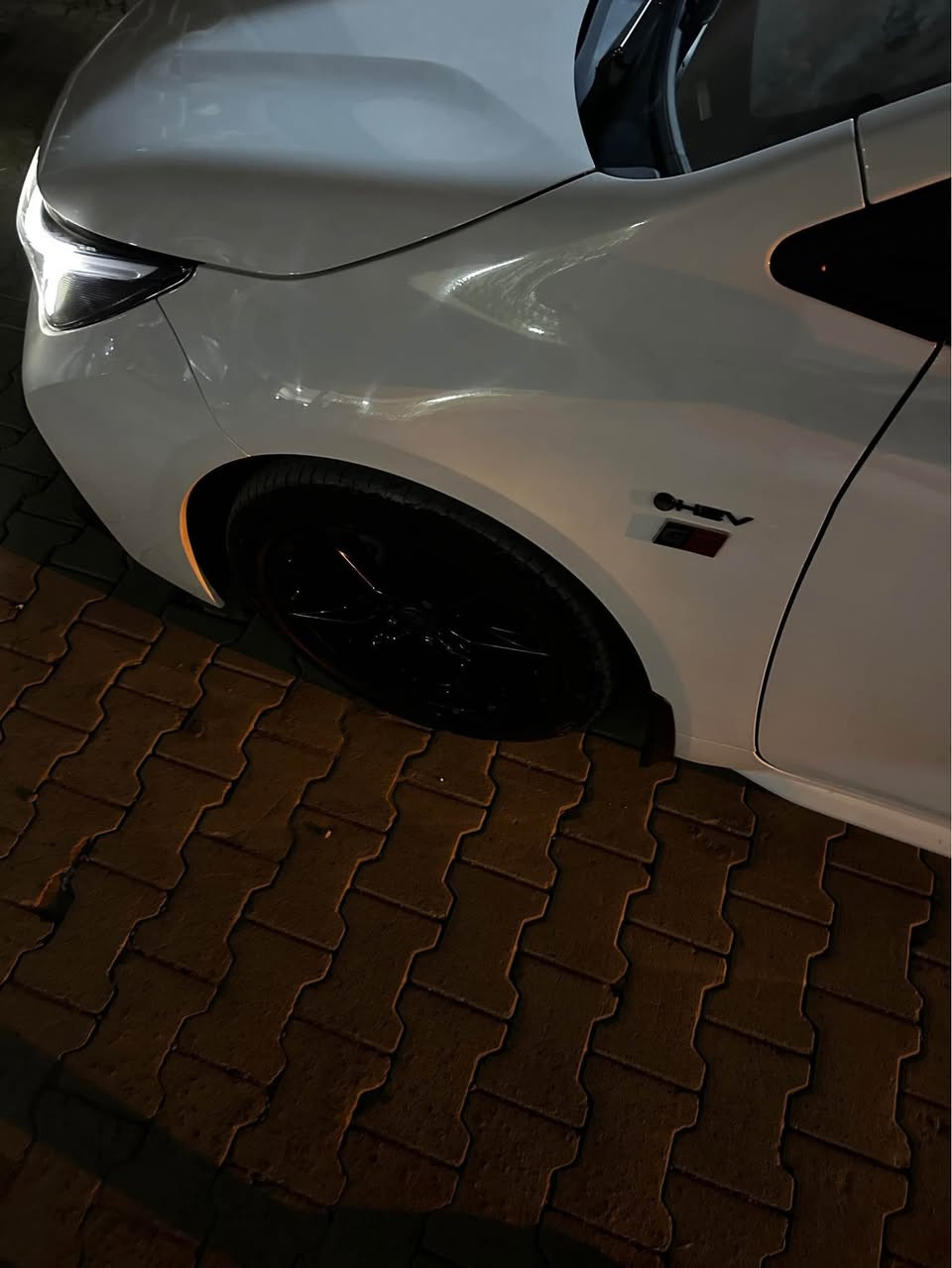 كورولا موديل 2025 فئه Sسياره جديده ماشيه 14 الف 
مكفوله كفاله عامه عده الباب الخلفي من الاسفل بي تعديل PDR أربع أصابع فقط اي نقص مابيها من كهربائيات تبريد مكينه خير من الله ملحقاتها كامله السياره باسمي رقم بغداد 
ومواصفاتها معروفه مثل ما موضحه بالصور 
الرقم *********** بغداد, العراق
