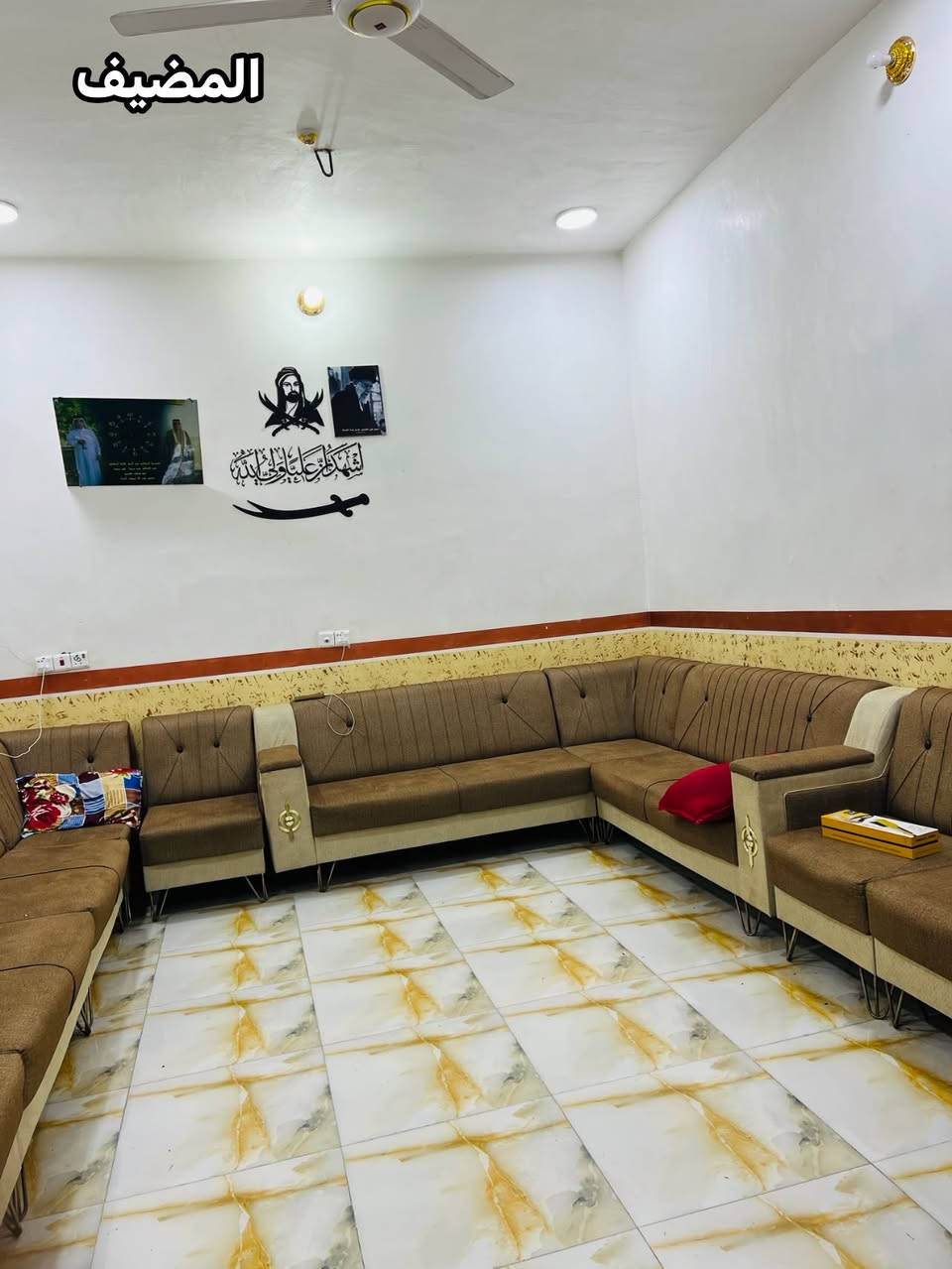 اسلام عليكم دار للبيع حي ذويب  الثاينه المساحه 240 متر تتوفر بيه كافه الخدمات تبليط للباب مولد قريب مجاري ع بزل بناء حديث السعر خاص للاستفسار لاتصال  ع رقم *********** +++ يوجد مشتمل للبيع ايضا قريب ع البيت بناء حديث ونفس الخدمات

نص مكتوب في الصور:
- الواجهه
- واجهه كامله
- المضيف