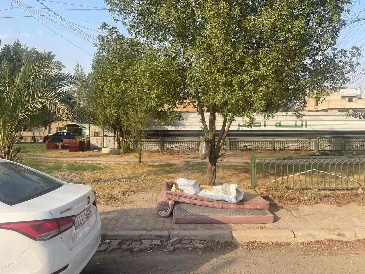 للبيع قطعة ارض مقابل الحديقه  بصف الركن صفحة الركن مبيوعه تباع بالكامل او تقطيع المساحه 116 متر الواجهه 9 والنزال 12،88 الموقع شارع فلسطين المستنصريه محله 504 خلف نادي التركمان مقابل الحديقه قريبه عالشارع العام للاتصال *********** او *********** شركة الخيمه للعقار
