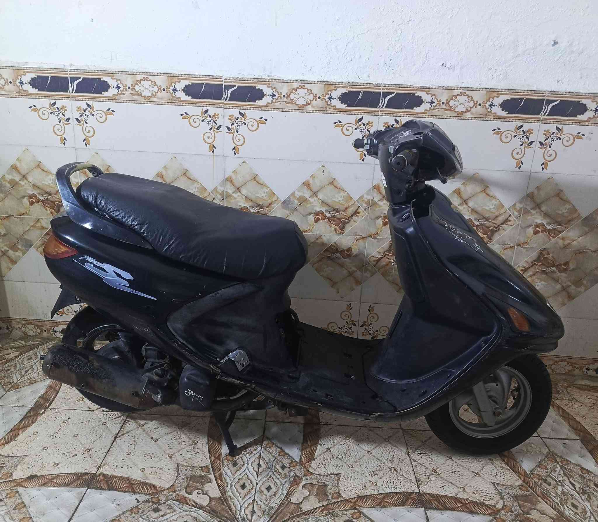دراجه فراشه للبيع مكينه ناعمه توها مجفته صارلها 3 ايام بعدهي ع سحك  وكلج خلفي جديد  كلها شغاله سلف هندر اشاير لايتات  هورن  سعر 275 بيه مجال مكان بصره حيانيه اول لاين  ***********
