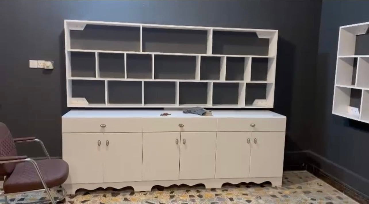 السلام عليكم
اغراض للبيع استخدام قليل نظيفات جدا ع الفحص

معرض خشب mdf 
3 متر 

مطبخ ملحق وكاونتر  متر ونص 
سنك متر وعشرين 

تخم 8 مقاعد 
2 ثلاثيات و2 كرسي 

للتواصل 
📞***********
