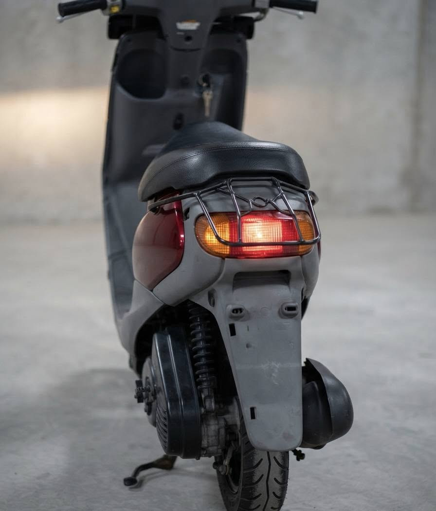 🛵 للبيع | منغولي   ياباني أصلي 
دراجة ياماها  وارد يابان، نظيفة حاويه  وجاهزة للاستخدام اليومي، اقتصادية بالوقود برغي مامفتوح بل مكينه .
المواصفات:
✅ الماركة: Yamaha (منغولي )
✅ الموديل: (Aprio (2003 
✅ بلد المنشأ: اليابان
✅ المحرك: 60cc ثنائي الأشواط (2T)
✅ تبريد هوائي
✅ تشغيل سلف وهندر 
✅ ناقل حركة أوتوماتيك (CVT)
✅ فرامل أمامية وخلفية
✅ استهلاك وقود اقتصادي جداً
✅ خفيفة وسهلة القيادة
✅ مساحة تخزين أمامية
✅ حامل خلفي
الحالة:
✔️ المحرك يشتغل بسلاسة. دراجه حاويه جديدة ابلديه بل كامل  برغي ما مفتوحه بيها 
✔️ الهيكل مرتب جديد وكاله .
✔️ الإنارة والإشارات تعمل.
✔️ الإطارات بحالة جديده 
✔️ جاهزة للاستخدام مباشرة.
💰 السعر: (900) 📍 الموقع: (كربلاء) 📞 للاستفسار: (***********)
