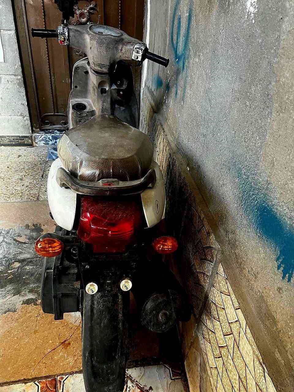 سلام عليكم دراجه للبيع 

دراجه مكفولة كفاله عامه 

مكينه صبانه ما مخلي عليه ...سعره ٧٥٠ 

مكاني بصره كراج جنابي ***********
