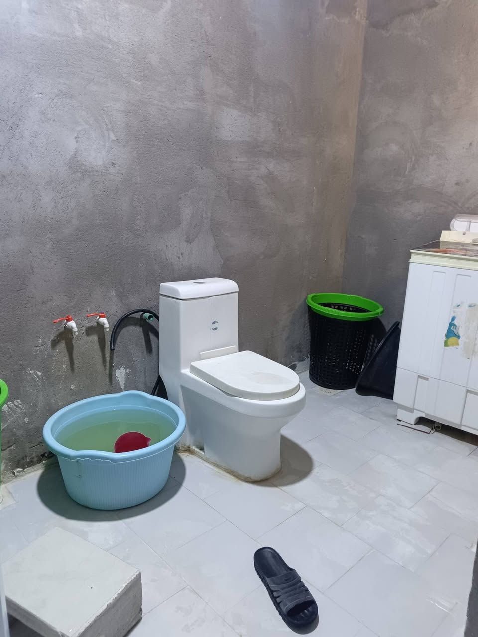 🏠 بيت للبيع – حي الشهداء / القبلة
بيت بملكية بلدية رسمية وغير متجاوز (مو حواسم)، موقع ممتاز في القبلة – حي الشهداء، قريب من الشارع وقريب من جميع الخدمات، السوك، الأفران النرجس والسنتر.

📐 مساحة البيت: 12 × 18(200) بناء حديث بناء كونكريت 

يتكون من:

- 🛏️ غرفتين نوم، مساحة كل غرفة 5 × 4
- 🛏️ غرفة مع سويت وحمام
- 🛋️ وصالة 4 × 4
- 🍳 مطبخ 4 × 4
- 🚿 حمام 2 × 3
- 🚗 كراج 9 × 4
- 🌳 حديقة 4 × 7
- 🚽 تواليت خارجي 1.5 × 1.5

🔹 البيت كامل وجاهز وموضح بالتفصيل بالصور.

🔹 يوجد رباط ديوان بمساحة 4 × 7 لكنه غير مبني حالياً، وهذا هو النقص الوحيد بالبيت.

📍 الموقع: القبلة – حي الشهداء
📸 البيت موضح بالصور ،

السعر 80$

رقم التواصل: ***********
