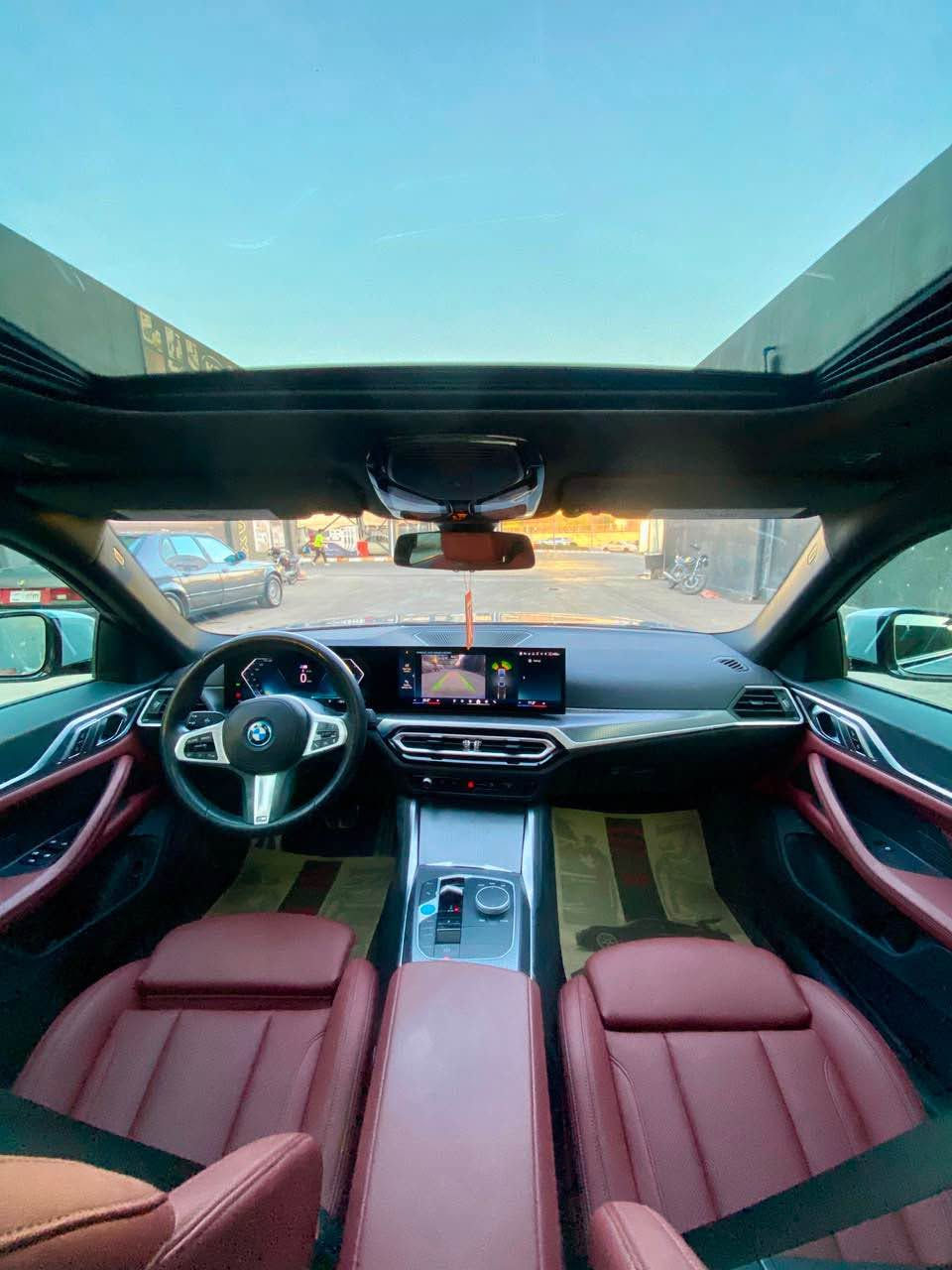 BMW i4 2024
Edrive 40
بي ام دبليو i4 ٢٠٢٤
Edrive 40
٣٥ الف ماشي
بطارية ليثيوم أيون سعة 84 kWh
مدى الشحنة الواحدة حوالي 450-550 كم
تدعم الشحن AC / DC

الإضافات والمواصفات:
• فتحة سقف
. M Package ويل
• هاند بريك كهرباء مع نظام Auto Hold
• أنظمة قيادة: Comfort / Sport / Eco Pro
• مقاعد جلد فاخرة كهربائية مع ذاكرة
• ديكورات داخلية خشب أسود
• شاشة منحنية مزدوجة (14.9 إنش للنظام + 12.3 إنش للسائق)
• تدعم الأوامر الصوتية واللمس وGesture Control
• Apple CarPlay + Android Auto
• ماوس للتحكم بالشاشة
• نظام ملاحة Navigation
• شاحن لاسلكي
• بلوتوث + WiFi Hotspot
• مخارج USB / AUX
• كاميرات 360 درجة (3D)
• تشغيل بدون مفتاح Keyless Go
• دخول بدون مفتاح Keyless Entry
• حساسات أمامية وخلفية
أنظمة الأمان:
• تحذير مغادرة المسار Lane Departure Warning
• تحذير تغيير المسار Lane Change Warning
• مساعد الانتباه Attention Assist
• نظام تنبيه اليقظة
• تحذير السرعة Speed Warning
• تدخل التوجيه للحفاظ على المسار Steering Intervention
• تحذير الاصطدام الأمامي والخلفي
• مانع انزلاق
• مثبت سرعة Cruise Control
مميزات إضافية:
• تحكم كامل بالمقود + أوامر صوتية
• Paddle Shifters على الستيرنج
• طارة مدفأة
• إضاءة داخلية متعددة الألوان Ambient
• إضاءة ترحيبية
• أضوية ليزر BMW + LED
• مصابيح أمامية وخلفية LED
• جنوط 19 إنش
• مرايا كهرباء قابلة للطي مع إشارات
• تبريد خلفي منفصل

تترقم شمالي مجاني ( اربيل سليماني دهوك)
للبيع فقط بدون مراوس
مكان سليمانية📍
للستفسار : 
***********
*********** السليمانية, العراق
