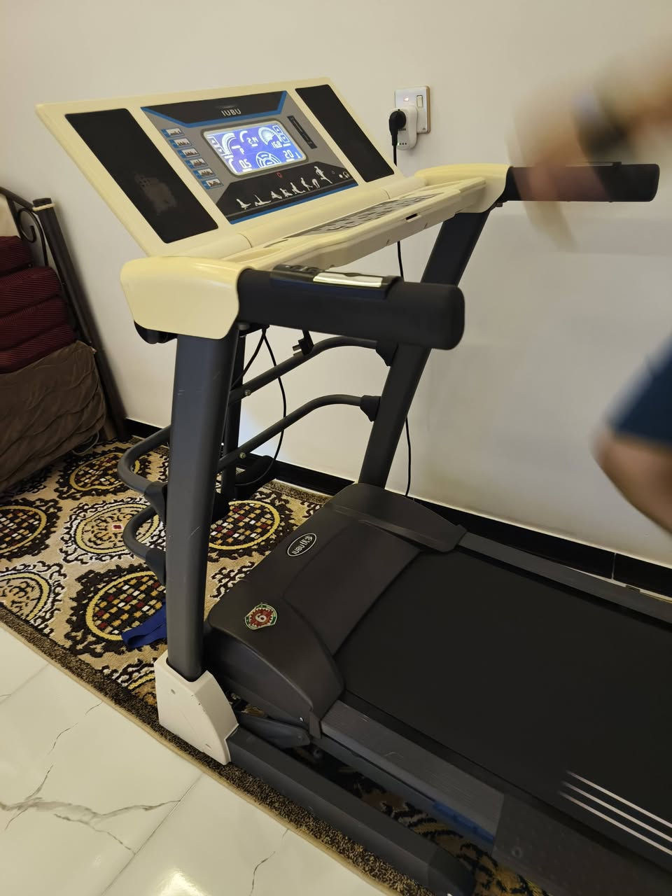 جهاز جري نضيف وستخدام شخصي مال بيت مو مال قاعات يتحمل وزن اكثر من ١٦٠ كيلو وقدرة الماطور 4 حصان السعر ٣٧٥ وبي مجال حك الجيه عنواني ناصريه مركز المدينه *********** متوفر واتساب
