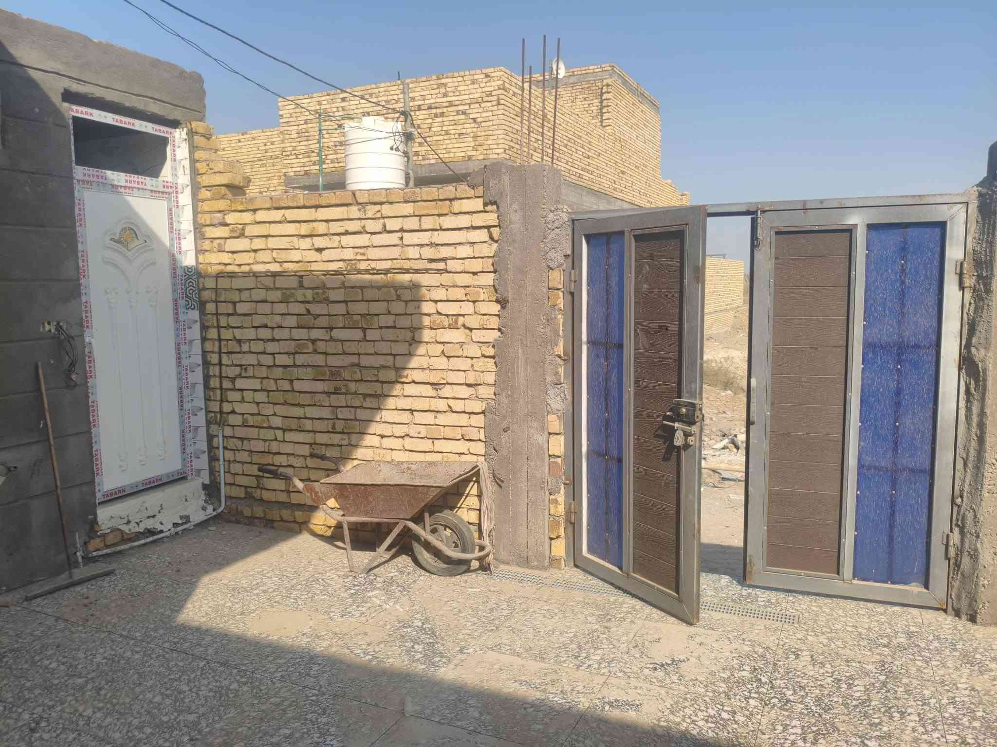 سلام عليكم بيت للبيع مساحة 200 متر طابوك كونكريت غرفتين وصالة ومطبخ ودوانية وصحيات داخلي وخارجية البيت نقص نقط كهرباء وبياض البقية كامل محتاج واريد ابيعنة يشهد الله مكانة ع الروف مال الحسائية قرب ملعب امرلي ***********
