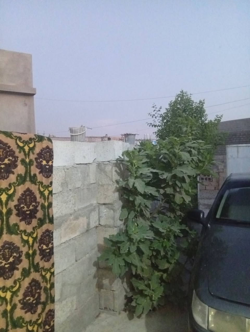 سلام عليكم بيت للبيع مكون غرفتين هول مطبخ استقبال حوش كبير ركن مساحت البيت 200بحي اشتي السعر 17 او بيه مجال رقم الهاتف ***********
