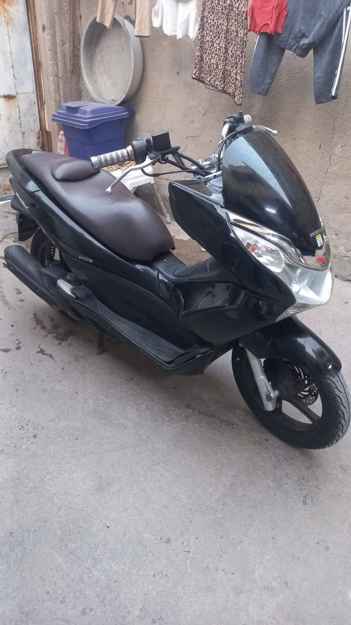 Pcx جيل اول للبيع
مكينة 125
كفرات بلادية 
كهربائيات كلها شغالة 
الدراجة مكفوله كفاله عامة 
السعر 1250 وبيها مجال 
بغداد مدينة الصدر 
للإستفسار: ***********
