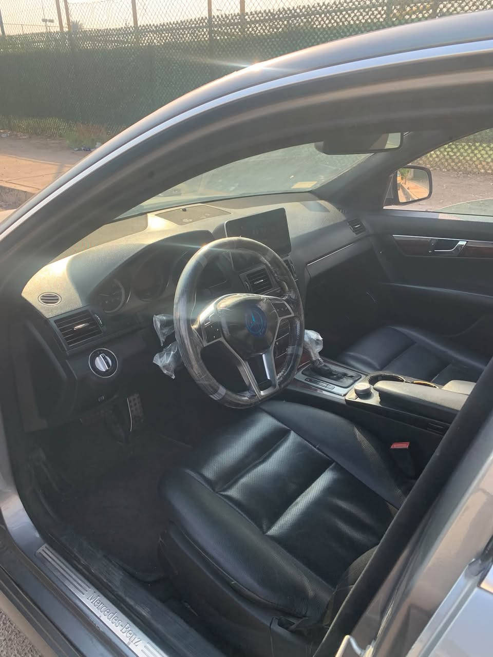 مرسدس موديل ٢٠٠٩ بغداد بسمي محرك c350 وارد امريكي صبغ قطعتين بدون دواخل سعرها ١١٠ عنوان بغداد المشتل *********** بيع فقط اخوان
