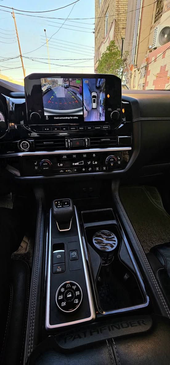 نيسان باتفندر 2022 - فئة بلاتينيوم (Nissan Pathfinder Platinum 2022)
للبيع سيارة نيسان باتفندر موديل 2022 بحالة ممتازة جداً، أعلى فئة بالكامل (بلاتينيوم Platinum 4WD).
​⚙️ المحرك :
• ​المحرك: 6 سلندر V6 بسعة 3.5 ليتر بقوة 284 حصان.
• ​ناقل الحركة : أوتوماتيك من 9 سرعات (9-Speed Automatic).
• ​نظام الدفع: دفع رباعي ذكي (Intelligent 4WD) مع وضعيات قيادة متعددة (7 Drive & Terrain Modes: رمل، ثلج، صخور، أوضاع اقتصادية ورياضية، وسحب).
​💎 المواصفات الخارجية:
• ​إضاءة كاملة LED (مصابيح أمامية، خلفية، وكشافات ضباب LED).
• ​فتحة سقف بانورامية (Panoramic Moonroof).
• ​ (الويل) المنيوم قياس 20 إنش بتصميم بلاتينيوم المميز.
• ​باب خلفي كهربائي يعمل بالقدم (Hands-Free Motion-Activated Liftgate).
• ​مرايا جانبية كهربائية قابلة للطي أوتوماتيكياً مع إشارات ودعم كشف النقاط السوداء.
​🛋️ المواصفات الداخلية :
• ​الفرش: جلد فاخر (Semi-Aniline Leather) بتطريز بلاتينيوم.
•  ​الراshapes المقاعد: مقاعد أمامية كهربائية مع نظام تبريد وتدفئة. 
• ​ذاكرة للمقاعد: نظام ذاكرة لمقعد السائق والمرايا (Memory Seat System).
•  ​المقاعد الخلفية: نظام كابتن تشير (Captain’s Chairs) للصف الثاني مع تدفئة خاصة للمقاعد وقونسول وسطي قابل للإزالة، مع سهولة الوصول للصف الثالث (EZ FLEX System). 
• ​المقود: جلد مزود بنظام تدفئة وأزرار تحكم كاملة.
• ​التكييف: نظام تكييف أوتوماتيكي ثلاثي المناطق (Tri-Zone Climate Control).
​🖥️ :
• ​عدادات رقمية: شاشة عدادات رقمية بالكامل بحجم 12.3 إنش (Digital Dashboard).
•  ​شاشة العرض: شاشة وسطية لمسية بحجم 9 إنش تدعم Apple CarPlay (لاسلكي) و Android Auto. 
• ​بروجكتر جامة (Head-Up Display): عرض المعلومات والسرعة على الزجاج الأمامي.
•  ​النظام الصوتي: نظام صوتي فاخر من BOSE بـ 13 سماعة. 
• ​الشحن: شاحن وايرليس (شحن لاسلكي للهواتف) + منافذ USB متنوعة لجميع الصفوف.
​🛡️ أنظمة الأمان والمساعدة:
• ​نظام قيادة شبه ذاتي ProPILOT Assist with Navi-Link.
• ​كاميرات 360 درجة (Around View Monitor) مع أجهزة استشعار (حساسات) أمامي وخلفي.
• ​نظام التنبيه والنقطة الكوراء (Blind Spot Warning).
• ​نظام الحفاظ على المسار والتحذير من الخروج عنه (Lane Departure Warning).
• ​فرملة طوارئ أوتوماتيكية مع الكشف عن المشاة (Automatic Emergency Braking).
• ​نظام التنبيه من حركة المرور الخلفية (Rear Cross Traffic Alert).
​📝 تفاصيل إضافية:
• ​المسافة المقطوعة (الماشية): [ 30,000 ميل]
• ​حالة السيارة: [ حادث السيارة خلفي جاملغ صبغ والصندوق  مبدل
٠ حالة الايرباك : جميعها سليمه
 وكاله نفس اللون غير مصبوغ يعني قطعه صبغ وقطعة مبدله]
• رقم شاصي السيارة[5N1DR3DK8NC260264
     ]
• ​السعر المطلوب: [ 289$ مع مجال بسيط]
• رقم السيارة اربيل [ تحويل او وكالة ] 
​📞 للتواصل والاستفسار: [ *********** ]
