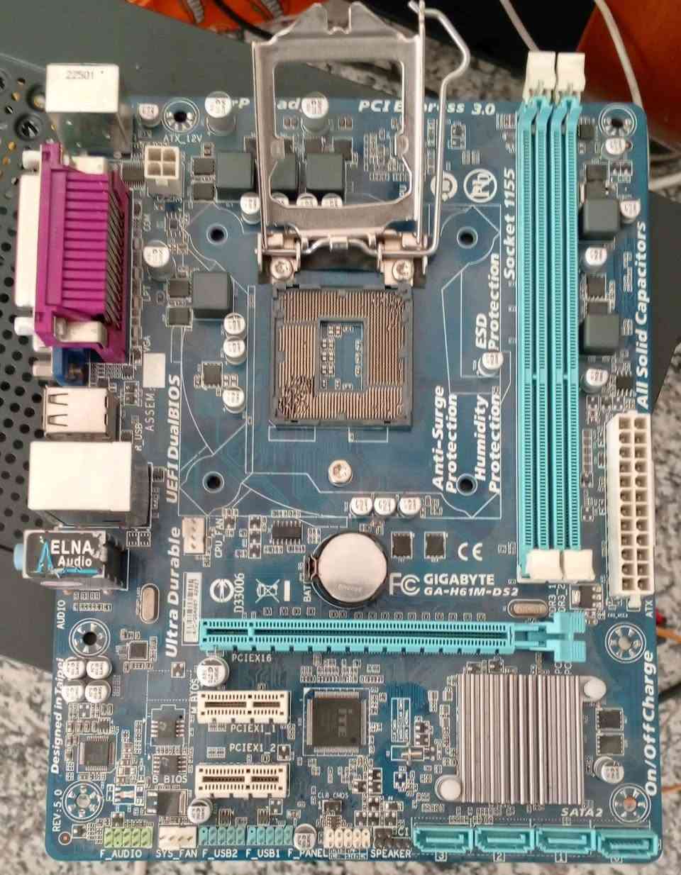 غراض حاسبة قطع للبيع 
رام 4 غيغا ddr3 قطعتين المجموع 8 غيغا السعر 15 لثنيناتهم

معالج i5 3470 شغال عالفحص بي شوية اعتقد وصخ أو بنات مو زينة السعر 20

هارد 1 تيرا HDD شغال  السعر 30

بورد h61 للبيع فحم (بسبب السوكت مال CPU) السعر 10

المكان بغداد السيدية ماعندي توصيل رقمي ***********
