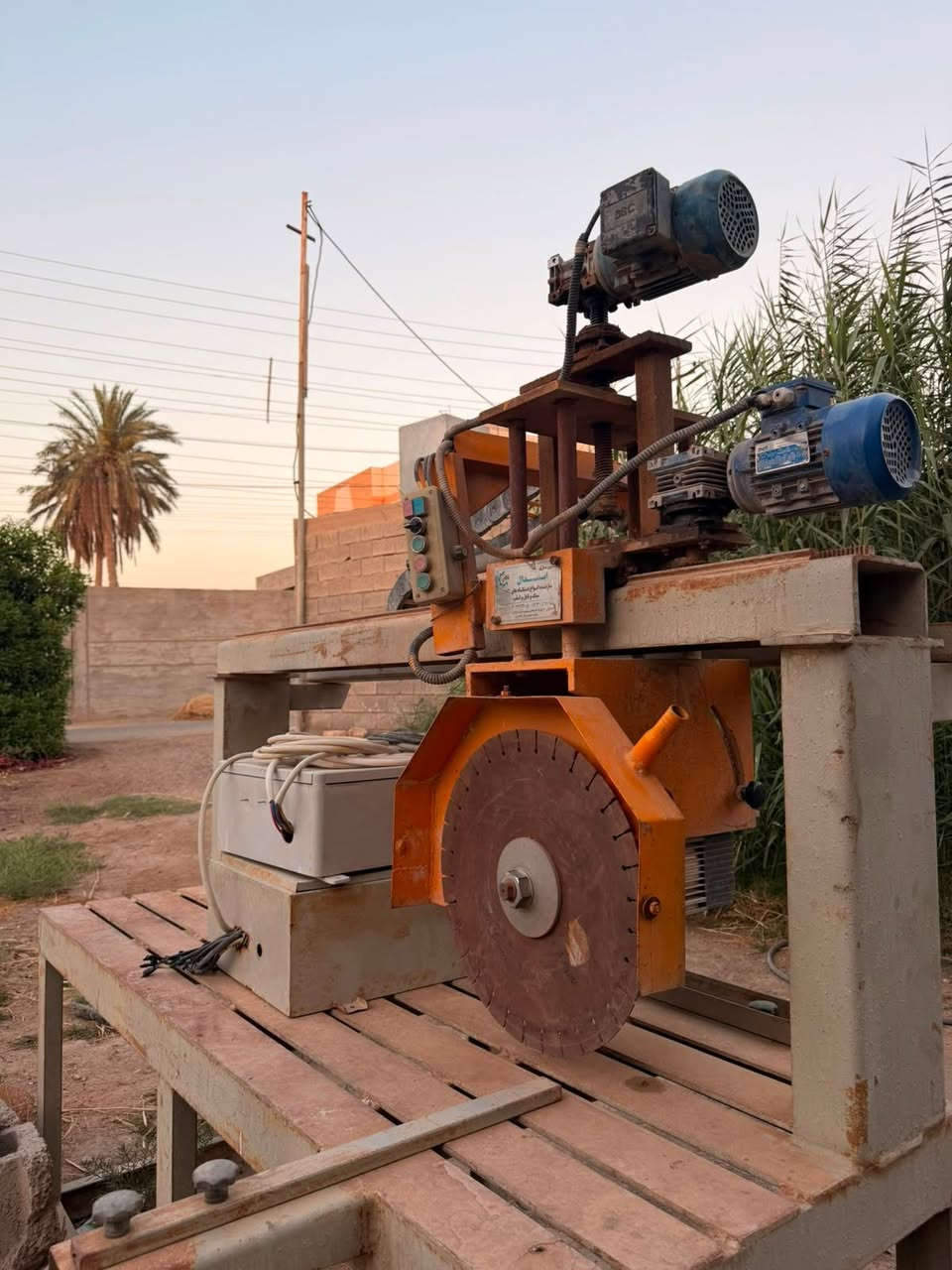 السلام عليكم 
منشار قطع اوتماتيك يقطع جميع انواع الحجر والمرمر والكرانيت والبورسلين حجم كبير مثبت على سكه طول 2 متر القرص متحرك يقص بالتيبر المنشار اخو الجديد المشار جاهز من كلشي العنوان الرمادي 
***********
