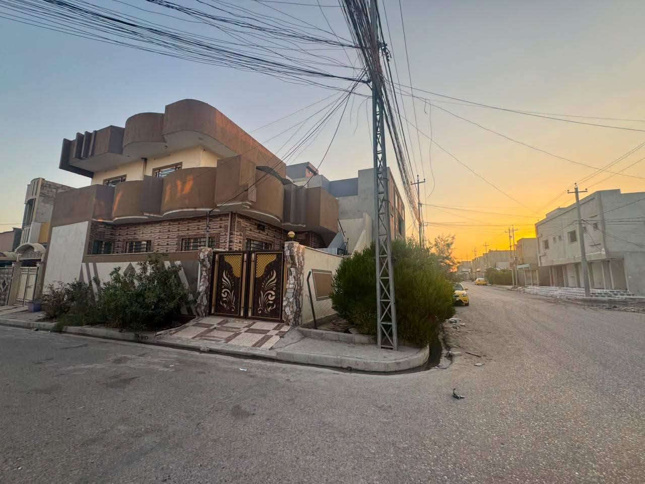 للبيع للبيع
دار طابقين معزول 150متر ركن بناء 2018
حي السماح الاركان على شارع 20 المدخل الرئيسي 
معزول عزل تام
ط١/كراج واستقبال ومطبخ وصحيات وغرف نوم عدد٢ 
الطابق الثاني معزول عزل تام
غرف نوم عدد٢ مطبخ استقبال صحيات
***********
***********
مراجعة مكتب عمار الهزاع لتجارة العقارات
