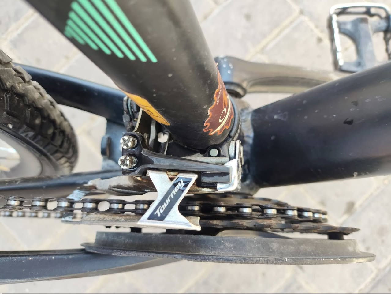 قطعة ايطالية للبيع: دراجة هجينة (Hybrid) بحالة ممتازة
✅ نظام سرعات Shimano (Altus خلفي + Tourney أمامي)
✅ فرامل قرص ديسك (Disc) أمامية وخلفية
✅ إطارات CST مقاس 700C
✅ فندرات كاملة - حماية من المي والطين
✅ سيباية خلفي Topeak أصلي، يتحمل 26 كيلو
✅ ستاند موبايل ثابت على المقود، قابل للتعديل
✅ دواسة أمامية ثلاثية، گير سلس وسهل الصيانة
الدراجة مجربة ومحافظ عليها، شغالة تمام وجاهزة 
💰 السعر: 390 ألف دينار وبيها مجال حگ الجية
📍 المنطقة: [جميلة الاولى]
📞 للتواصل: [***********] / واتساب
