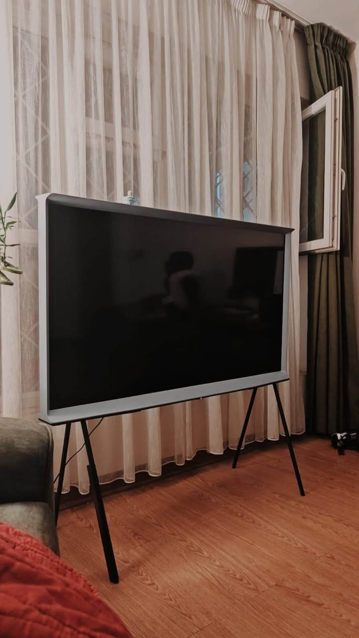 Samsung The Serif،55
Qled 
100 hz 

* Quantum Processor 4K
* HDR + HDR10
* شاشة Matte مضادة للانعكاس
* Smart TV
* 4 HDMI + 2 USB
* Wi-Fi وBluetooth
* مدخل Satellite
* الرجلينات قابله للفصل 
* تصميم The Serif 
شباب الي ميعرف هاي الشاشة لايعلق فدوه اروحلكم 
مشتريها ب١٩٠٠$ قبل ٤ سنوات 
اريدها ب٩٠٠ الف 
مكاني بغداد الغزاليه 
***********

