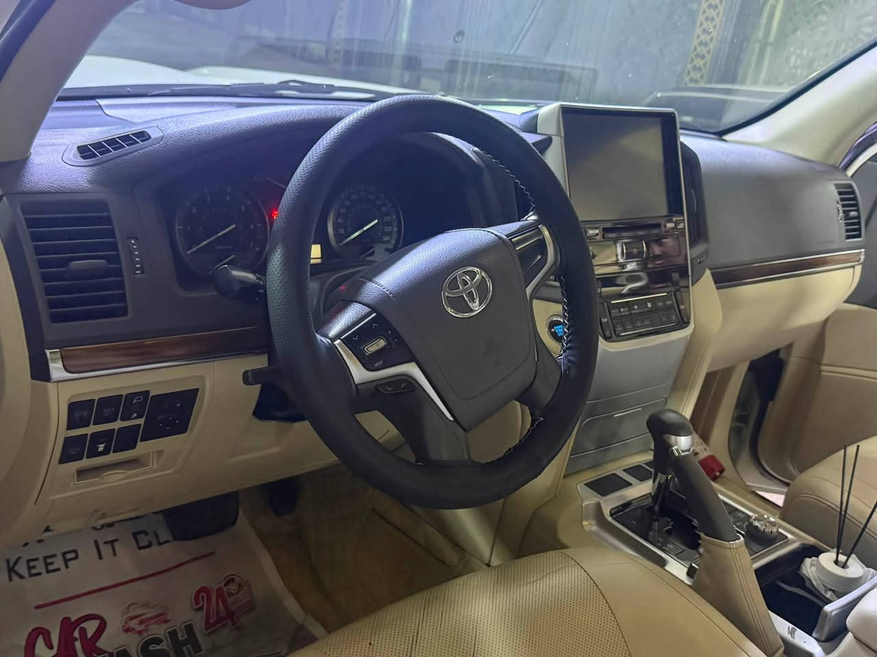 السلام عليكم 
لاندكروز للبيع 2018 بريم اصل فول مواصفات 
رقم بغداد تحويل ثاني يوم السيارة جديدة 
ماشية 161 بيهه بارد بالهلال الخلفي قليل جدا 
مكانهه الزعفرانية 
للاستفسار ‭***********‬
