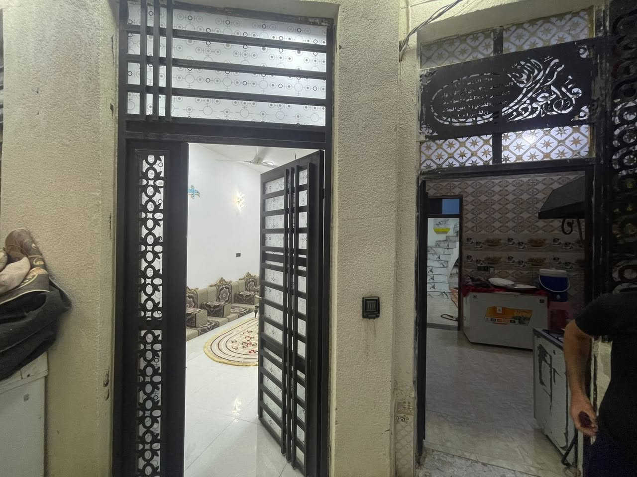 يالله 
دار زراعي للبيع مساحه ١٠٠م في شارع المهندس في منطقه الصخيين قريب ع شارع العام 
بناء جديد وجاهز بناء طابوق وسقف كونكريت 
يتكون من غرفه كبيره وصاله ومطبخ وديوانيه ومنور وصحيات داخليه وخارجيه ودرج دائري الخدمات ماء وكهرباء ومجاري رئيسيه بالقرب من أسواق السجاد كافة الخدمات متوفره 
سطح شتايكر واجهه ملبوخه ومنثوره وستاره كامله 
للمزيد اتصال 
بالأرقام التأليه 
***********
***********
للمزيد من المعلومات يمكنكم التواصل معنا 
على صفحة الفيس بوك  للمزيد من العروض على الفيس بك 
https://www.facebook.com/share/184e1SZUBr/?mibextid=wwXIfr
للمزيد من العروض على حسابنا تيك توك
 www.tiktok.com/@user3133131000
للمزيد من العروض على حسابنا التيليجرام)
https://t.me/+P7JMB2u_71k2ZWJi

للمزيد من العروض على حسابنا الواتساب 
https://chat.whatsapp.com/BLYmucgy7SSGDs399o3EWD@إشارة@#الجميع
