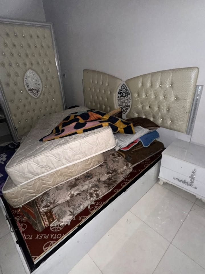 غرفة نوم مستعمله للبيع
القطع موضحة بالصورة 
السعر / 225 ألف بيها مجال بسيط

***********
***********
