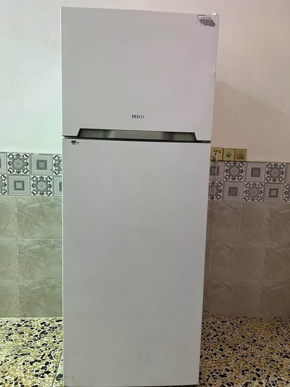 سلام عليكم يوجد غساله+ثلاجه  للبيع سعر خاص عنوان كوت نواب ضباط مقابيل نزله سياسيين الرقم ***********

