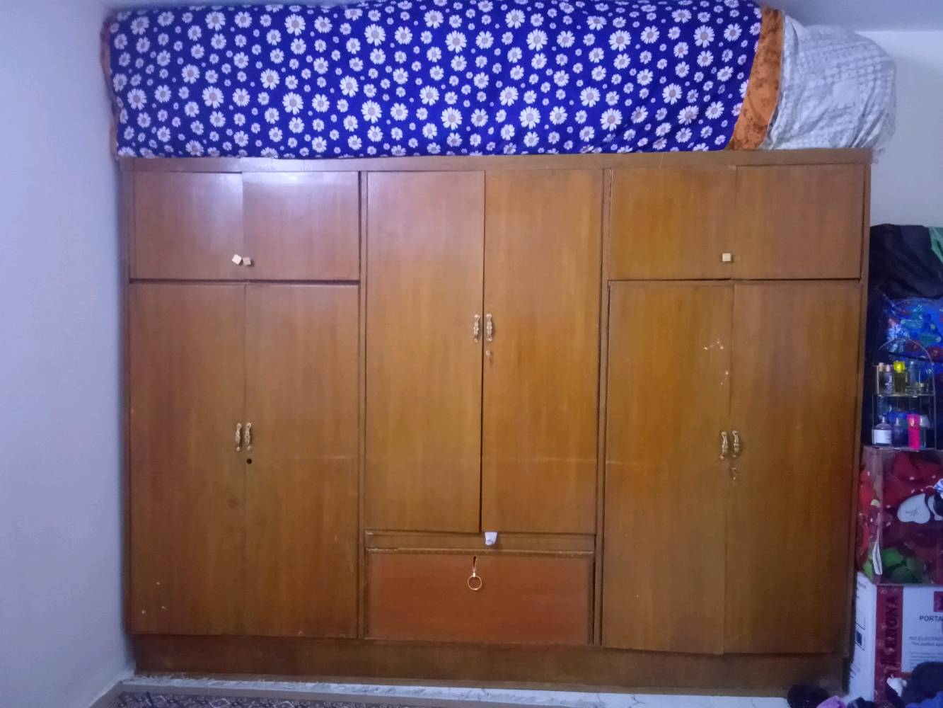 كنتور ست ابواب وملحقات ثنين خشب زين ونضيف وخشبة الزان نضيف ومابي اي ضرر باستثناء اليدات مال باب واكو صبغ شوي بلباب موضح بالكنتور خير من الله وسعرة بعد كلش زين