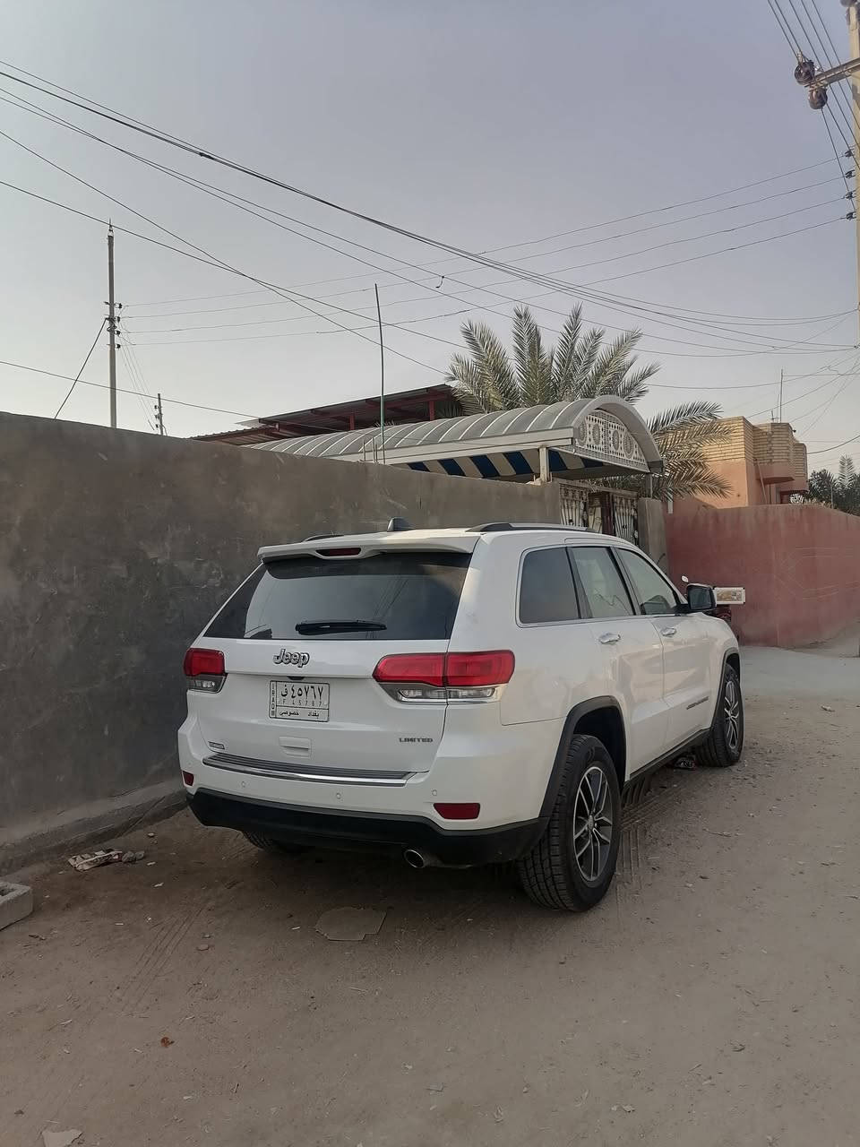 جيب شيروكي لمتد حادثه قبق جنطه بدون ايرباكات ماشيه 190 الف كيلو متر مدديل 2017  السعر 205 /***********
