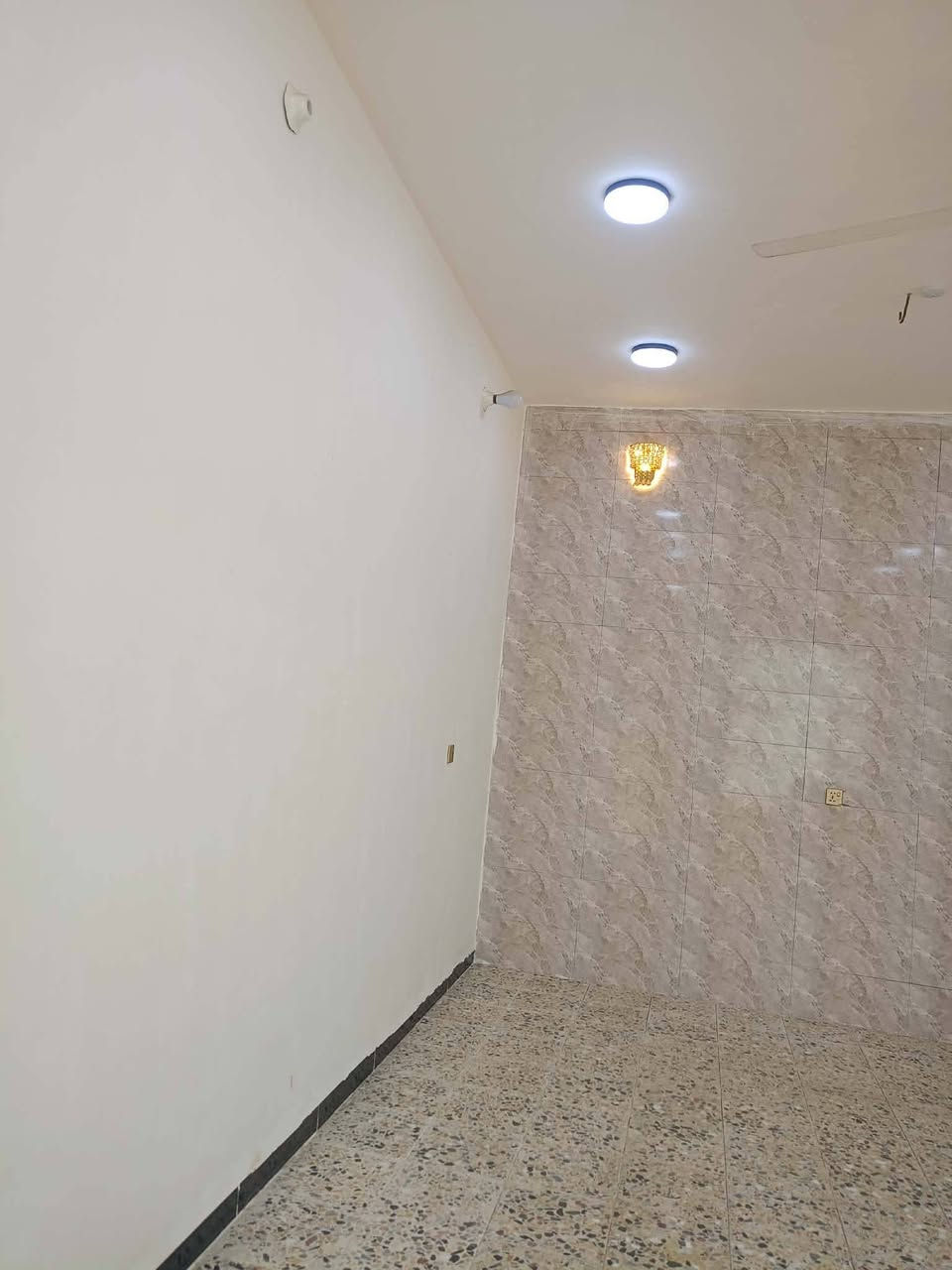 بيت للبيع المساحه 560متر ع طريق السنيه الدوانيه جهت الزوار كل الخدمات موجوده يبعد عن شارع العام 300 متر تبليط يم عمود 706 غرفه ٦في ٤وصاله ١٠في٤ومطبخ ٥في ٤برانيه ٧في ٤ومجمع صحيات الوجه 16 ونزال 35 للتواصل ***********
