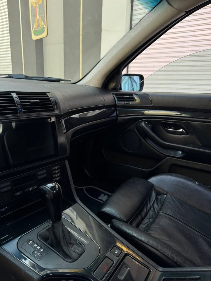 سلام عليكم

BMW-E39-1996-525i
1-سلايت جام طكتين
2-اربع جامات اوتو
3-كشنات M جلد مال2000 خمس وضعيات 
4-صاج اسود M
5-ابواب كارتير 
6-سقف 2000
7-ستيرن تحكم كهرباء 
8-مرايات كهرباء
9-كير تبترونك
11-دعاميات امامي خلفي M 
12-ترايش لايتات M 
13-عليها شفه امامي M  
14شادله منضومه غاز جديد 
15 منضومه مال زنون 
طخم تايرات جدد
صبغ عام 
هزه وفحص جديد السياره
تبريد كير مكينه خير من الله 
تخم تاير جديد 
صدر كله جديد
سياره جديده وجاهزه من كلشي 
السعر 80 وبيه مجال 
بغداد بلديات
***********
