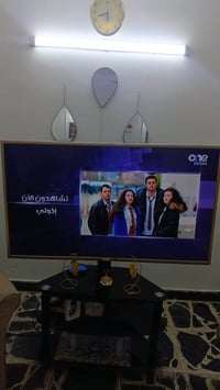 شاشة حجم 50 سمارت مع الميز اي تصليح مداخله سعر 150 الف قفل 07901342833...